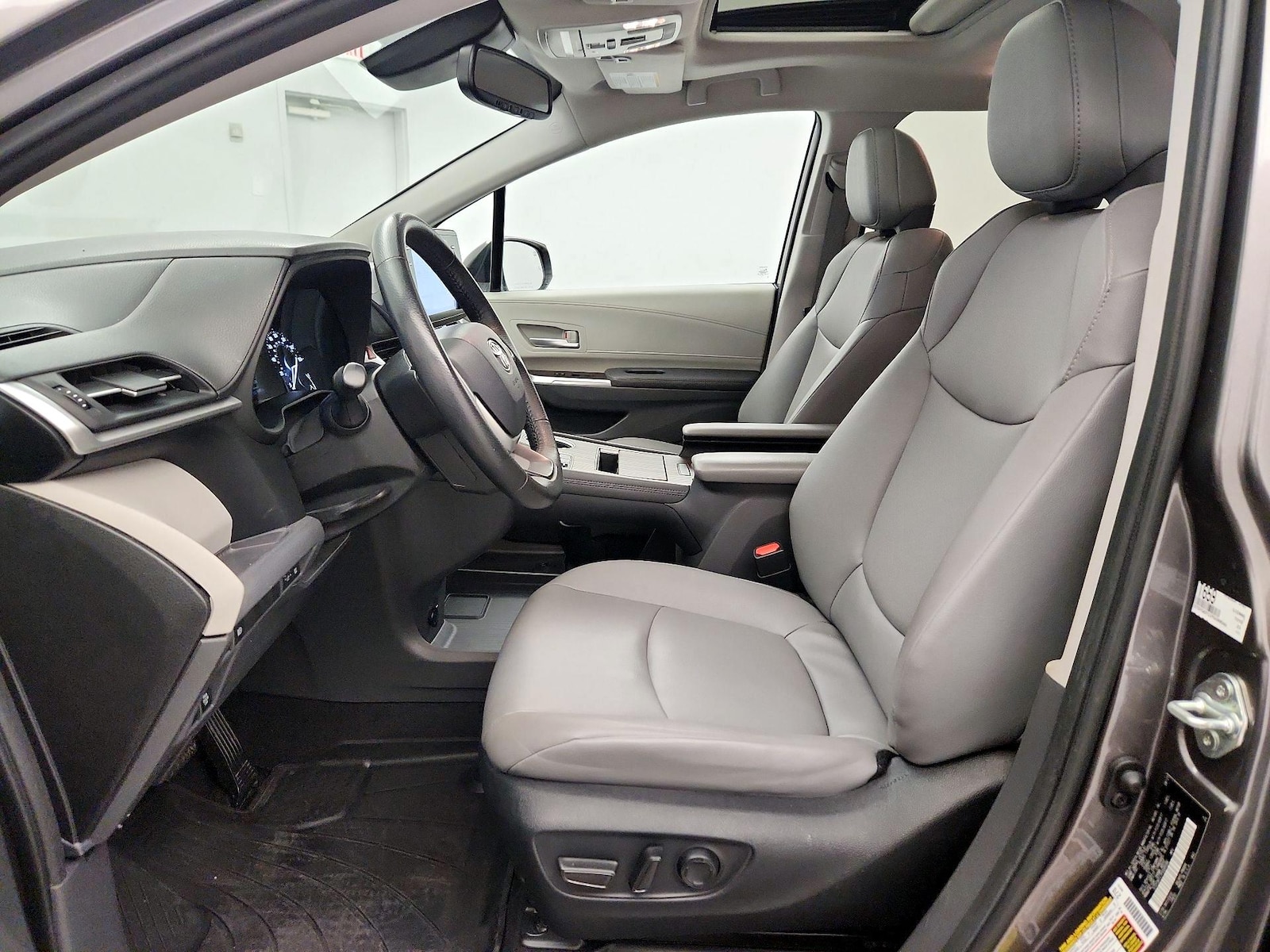 2023 Toyota Sienna XLE - Photo 12