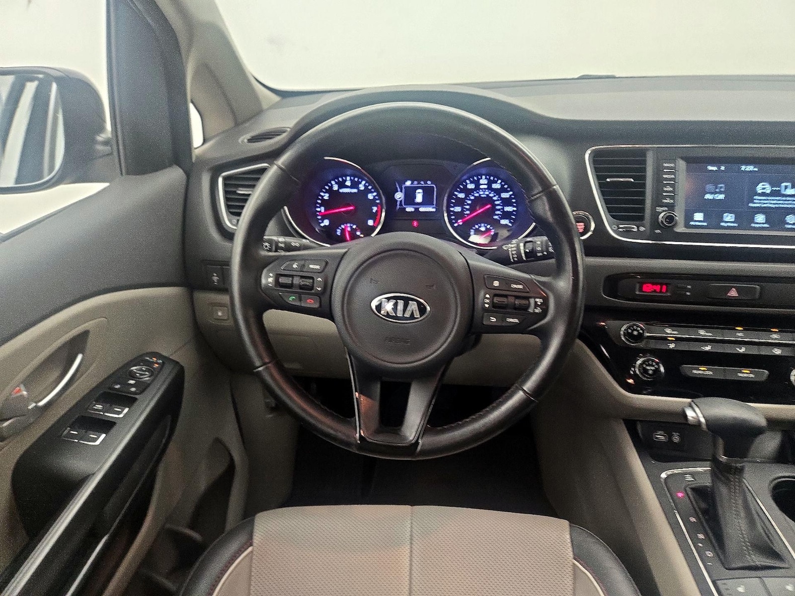 2017 Kia Sedona LX - Photo 11