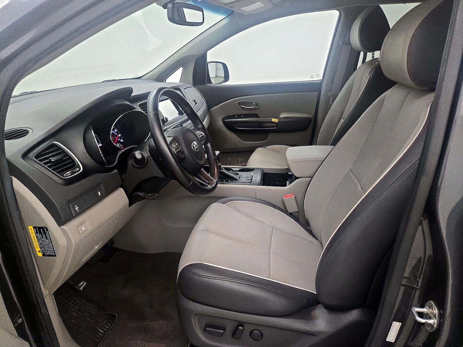 2017 Kia Sedona LX - Photo 12