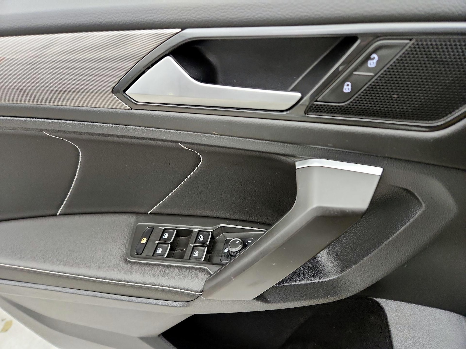 2022 Volkswagen Tiguan SE - Photo 13