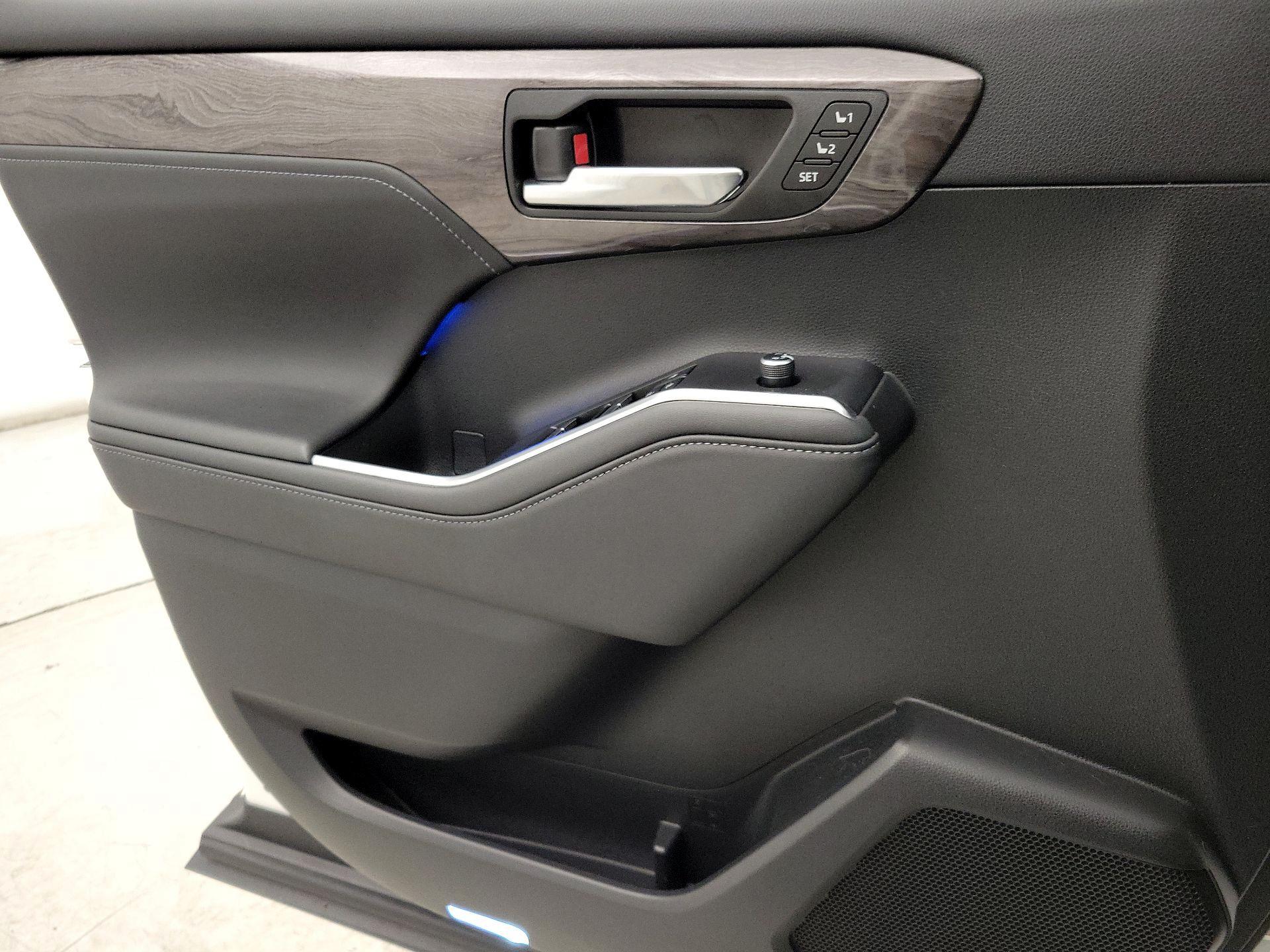 Thumbnail: 2020 Toyota Highlander - 12