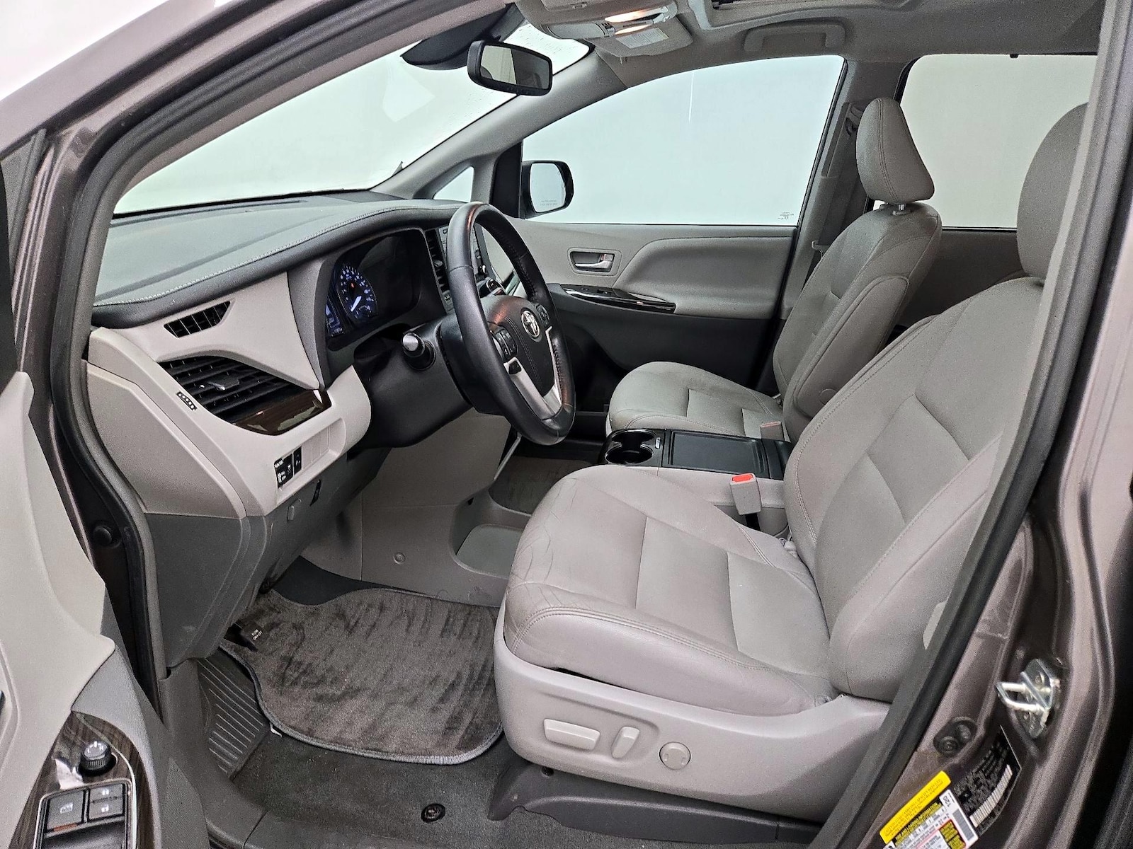2019 Toyota Sienna XLE - Photo 12