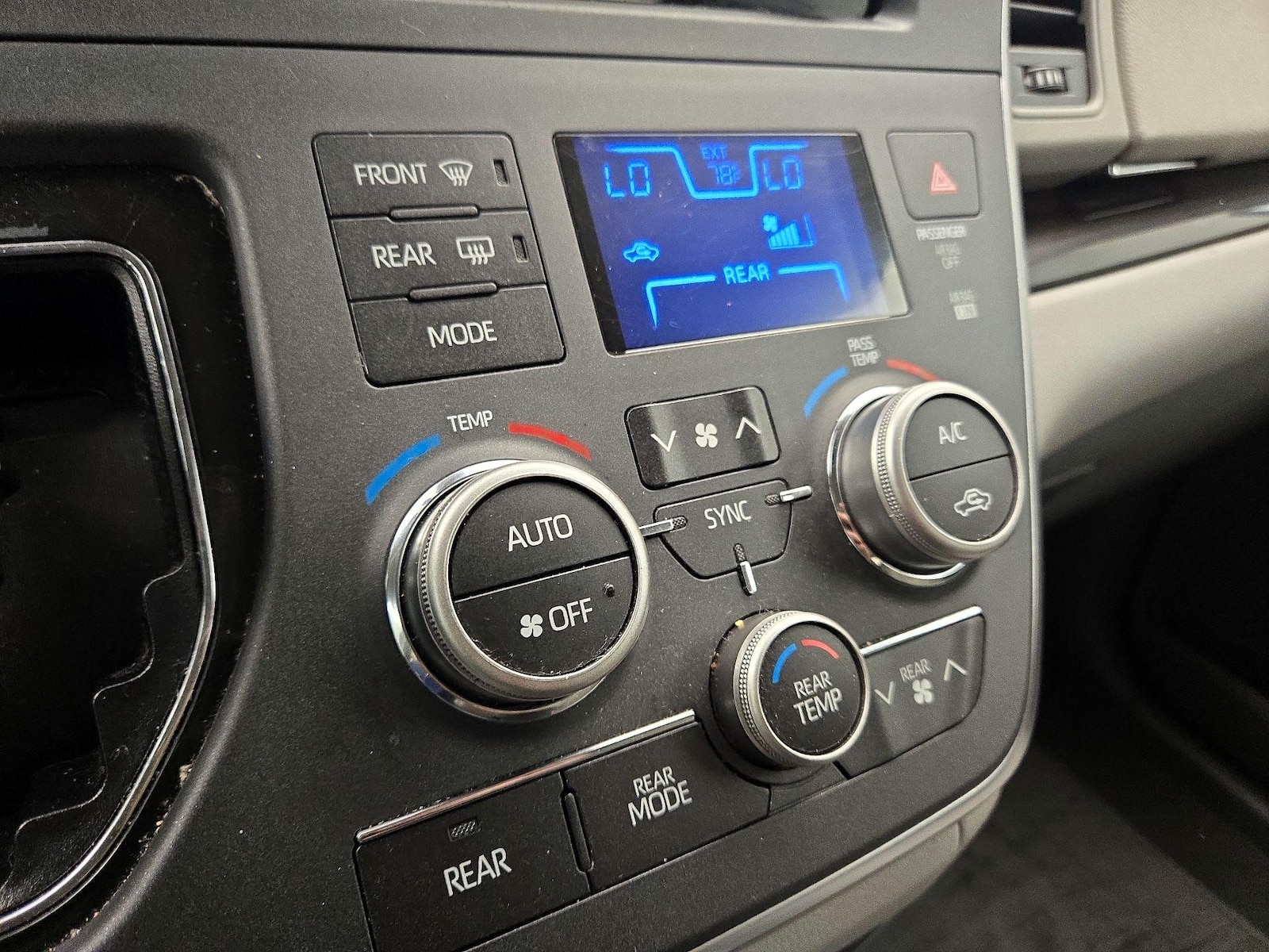 2019 Toyota Sienna XLE - Photo 18