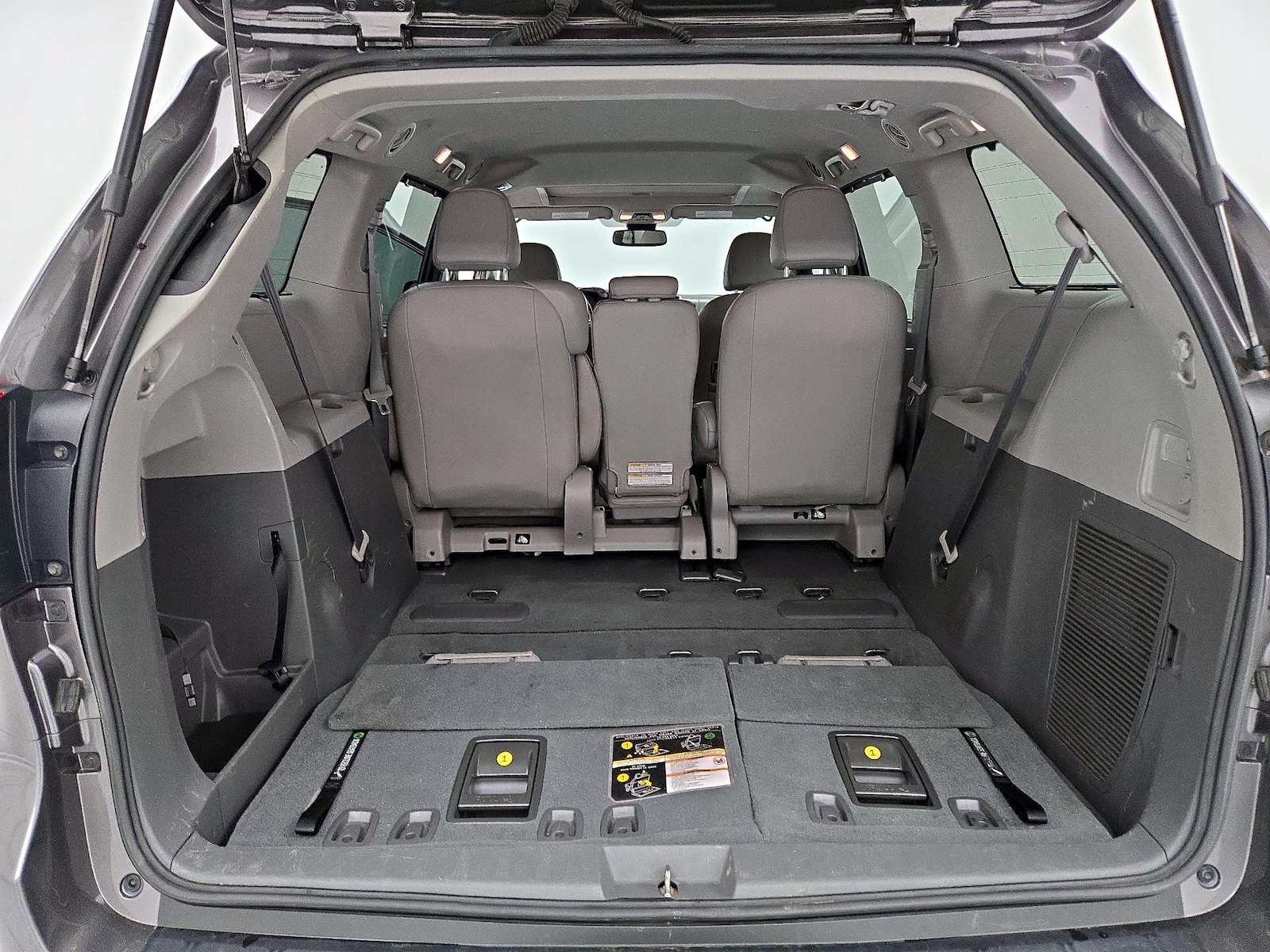 2019 Toyota Sienna XLE - Photo 25