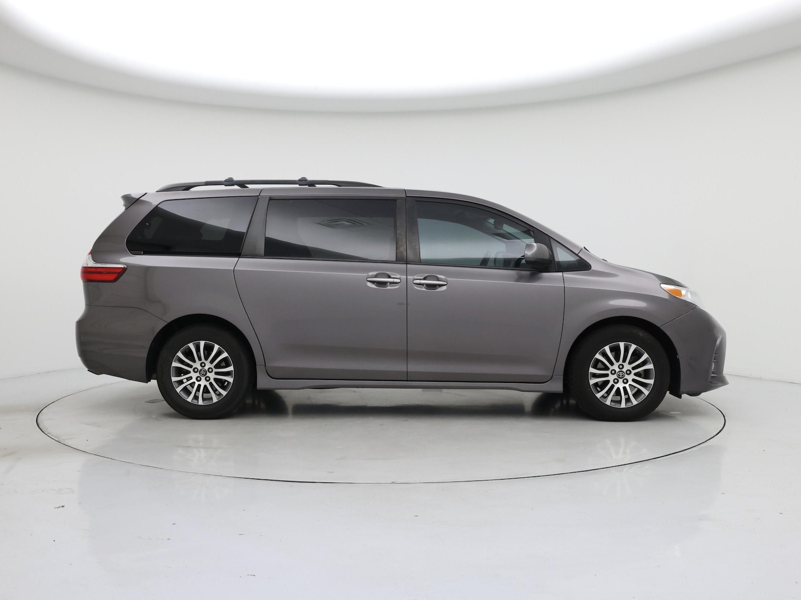 2019 Toyota Sienna XLE - Photo 8