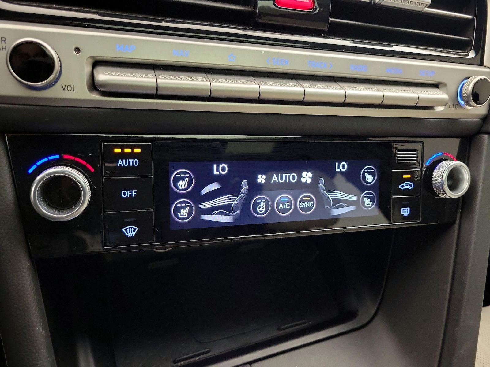 2024 GENESIS G70 Standard - Photo 18