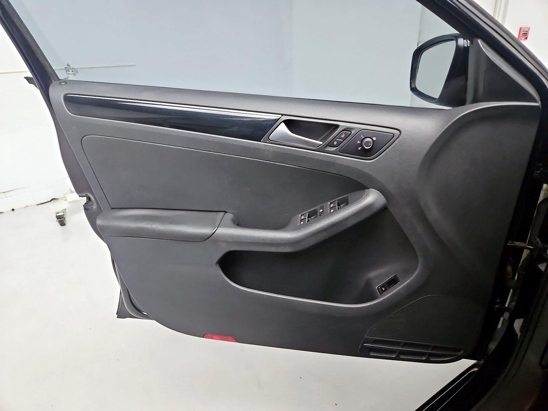 Thumbnail: 2016 Volkswagen Jetta - 10