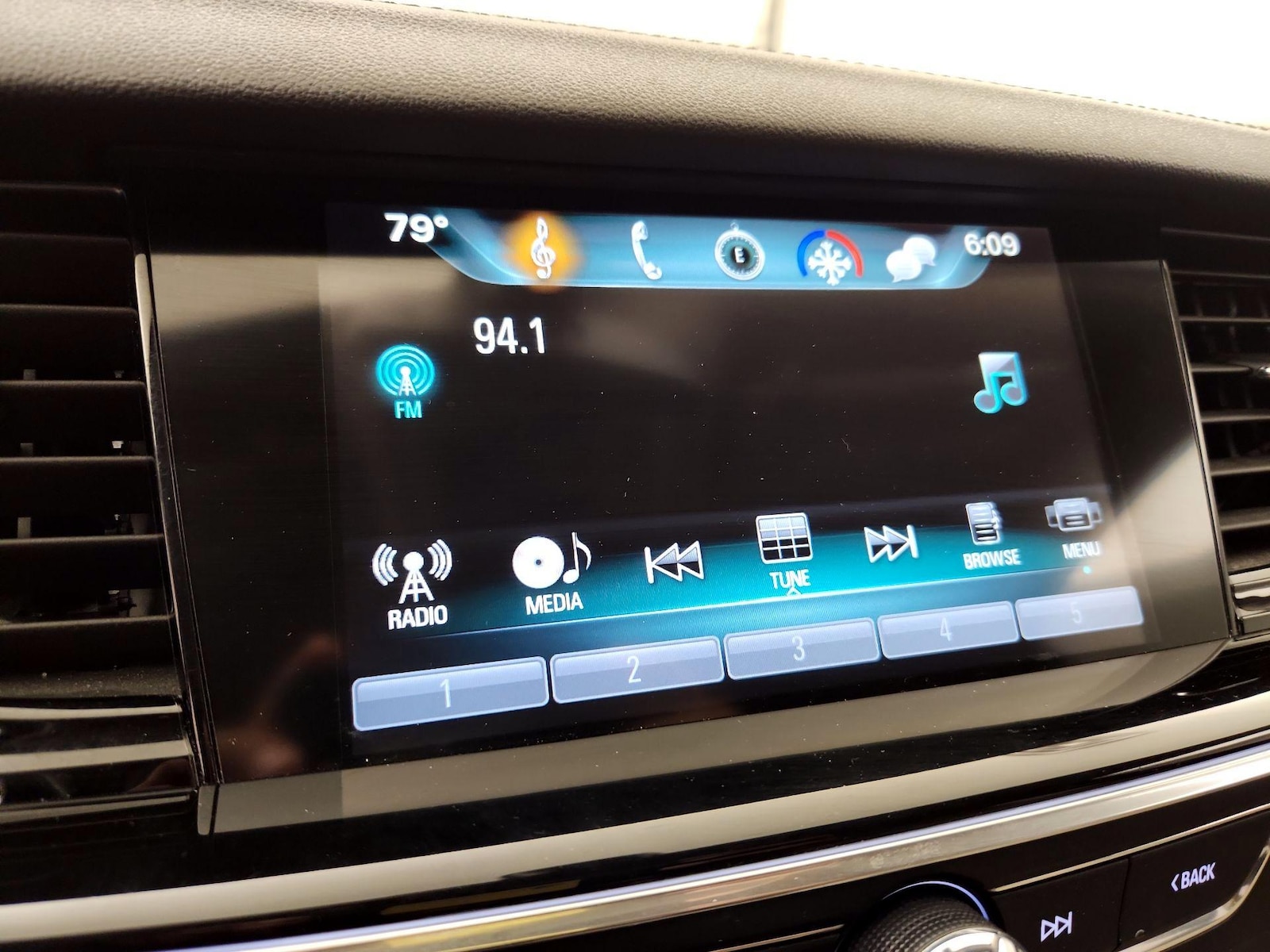 2018 Buick Regal Sportback Essence - Photo 16