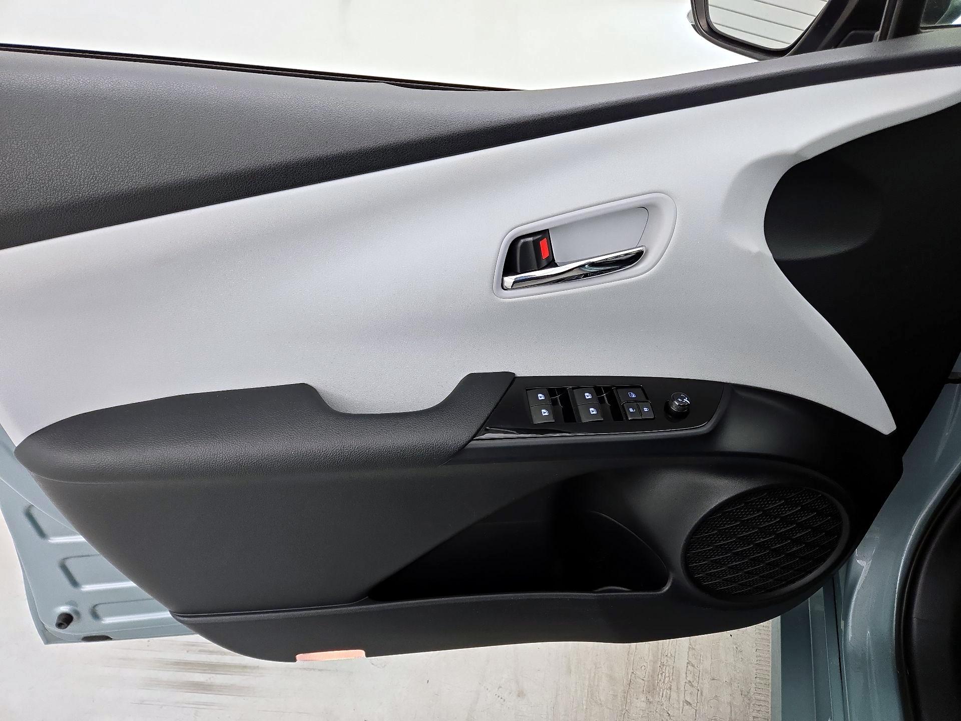 Thumbnail: 2016 Toyota Prius - 12