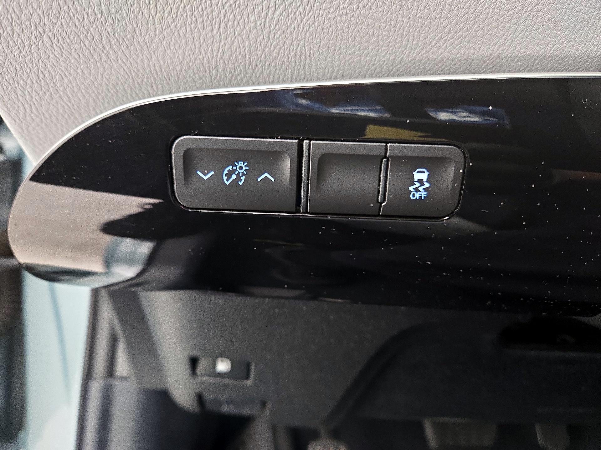 Thumbnail: 2016 Toyota Prius - 13
