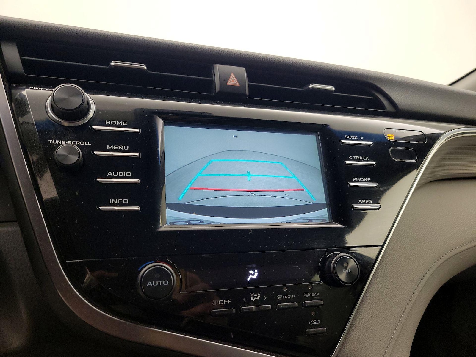 2018 Toyota Camry SE - Photo 15