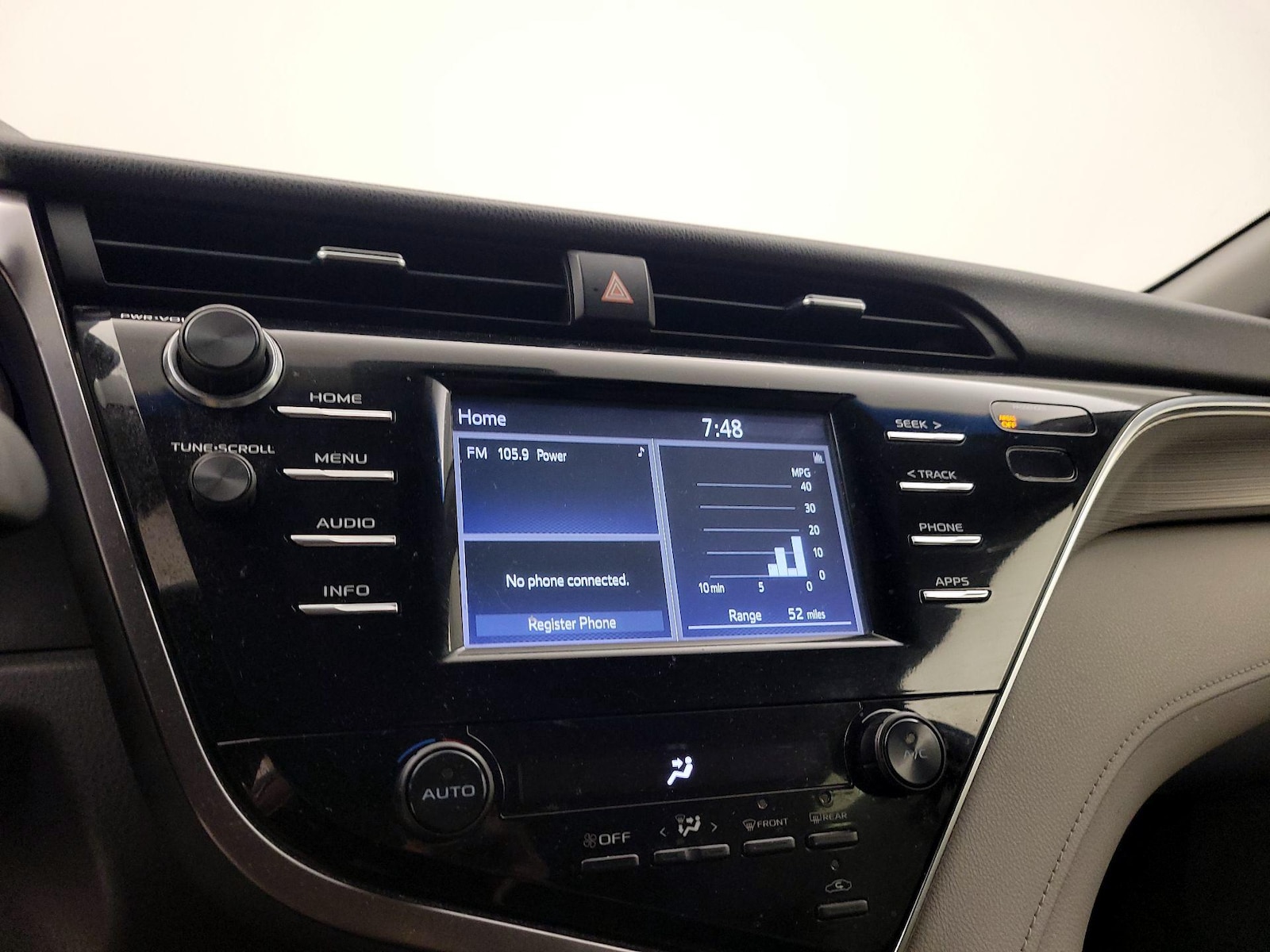 2018 Toyota Camry SE - Photo 16