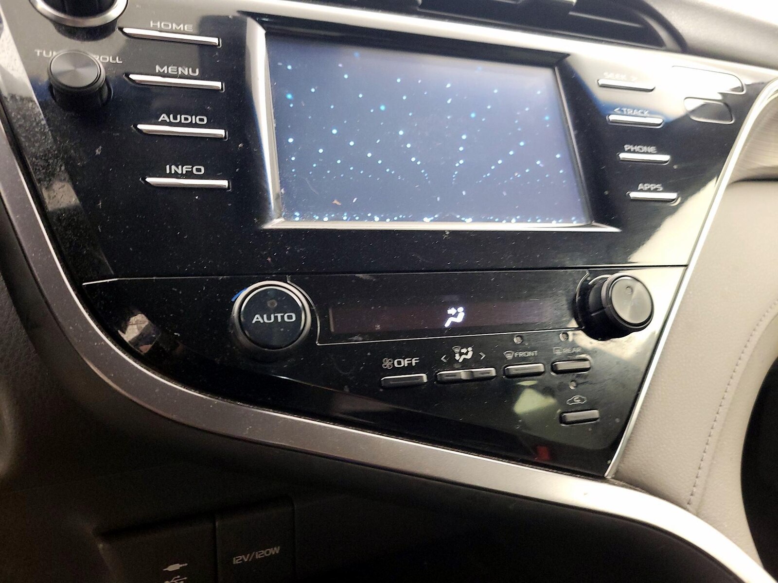 2018 Toyota Camry SE - Photo 17