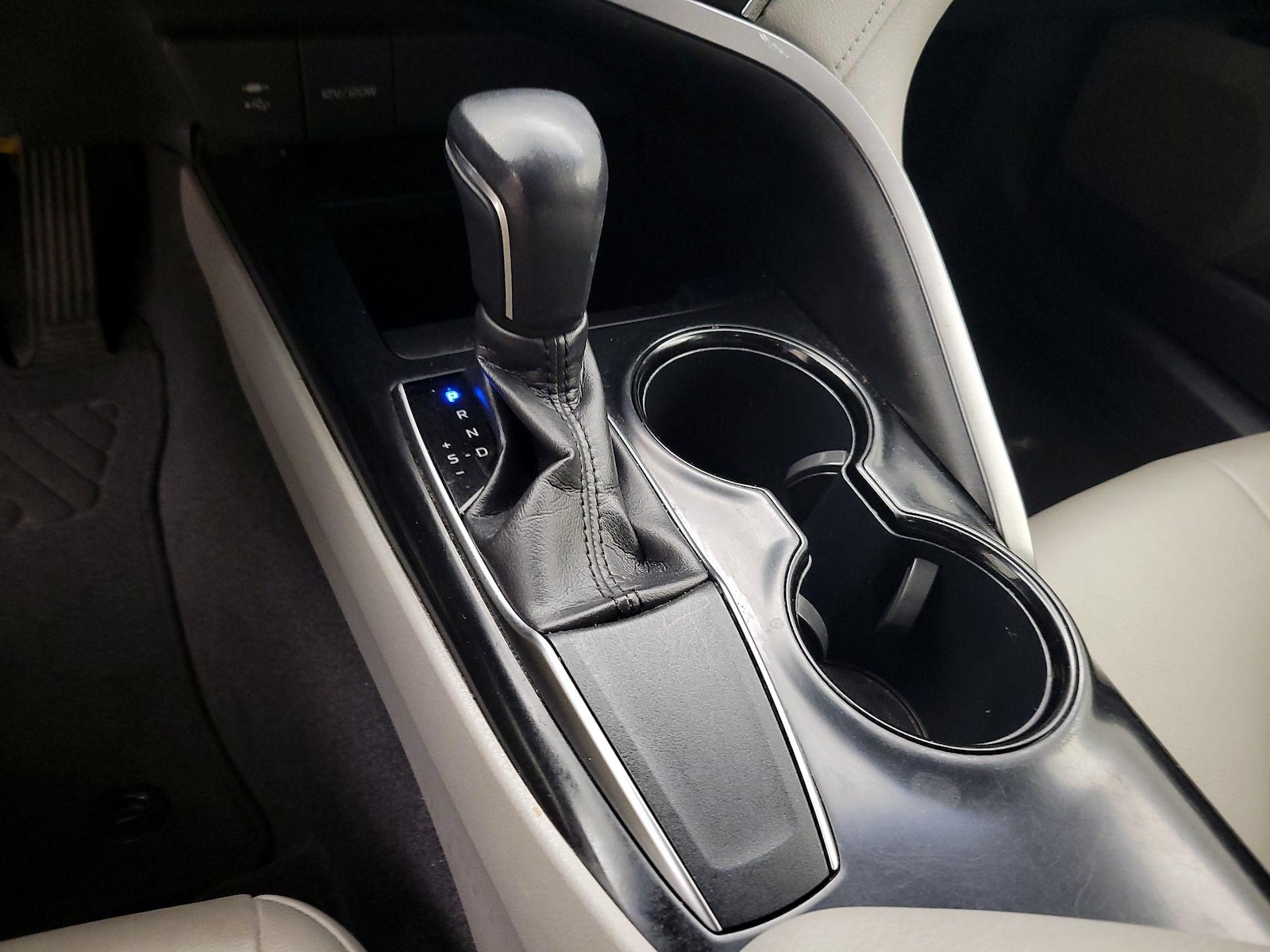 2018 Toyota Camry SE - Photo 18
