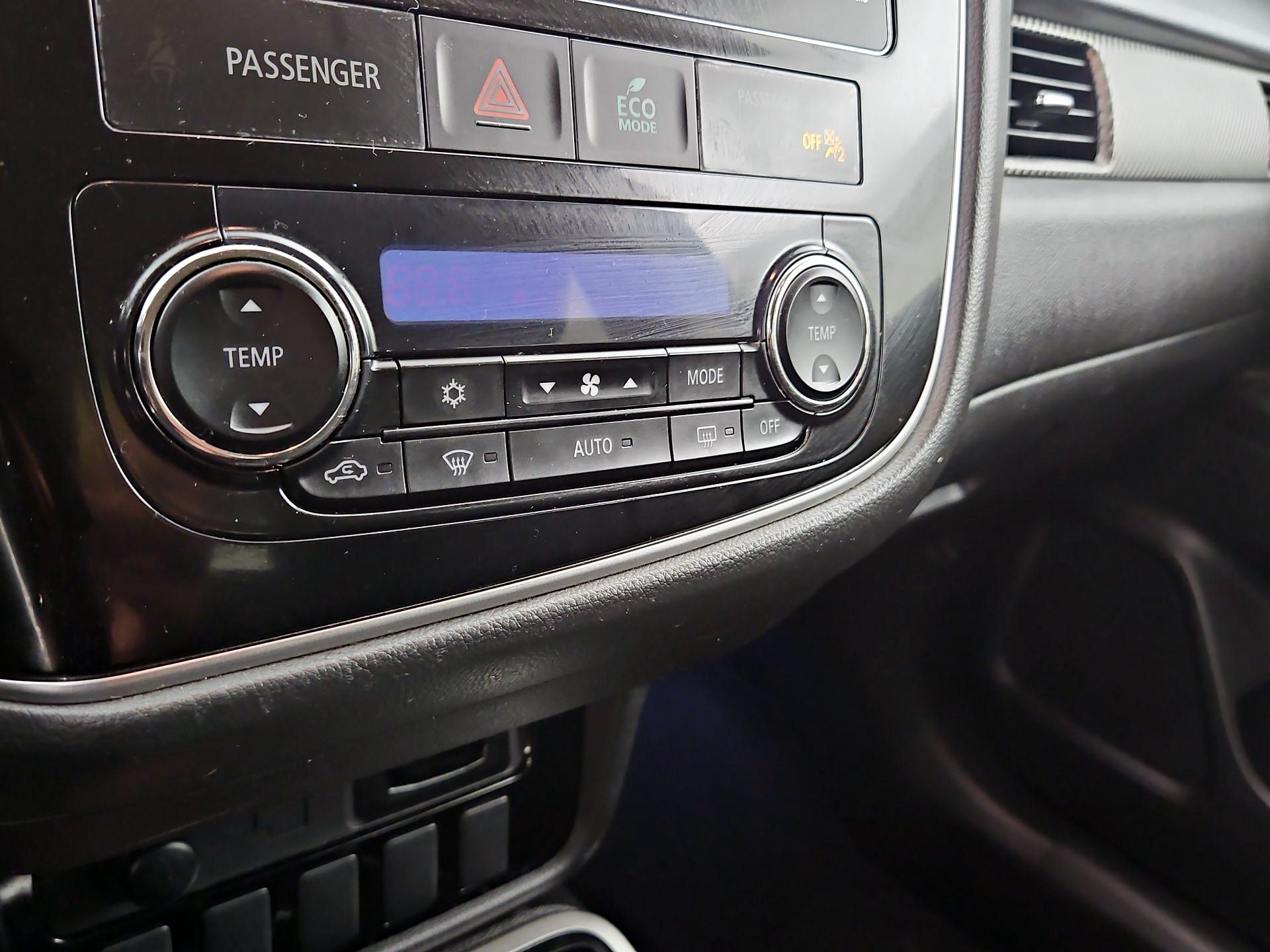 Thumbnail: 2017 Mitsubishi Outlander - 16