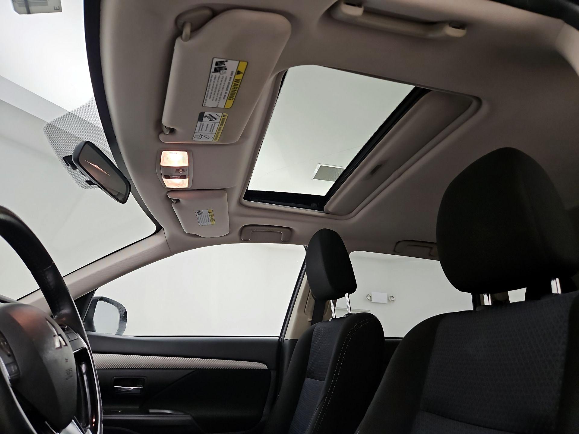 Thumbnail: 2017 Mitsubishi Outlander - 19