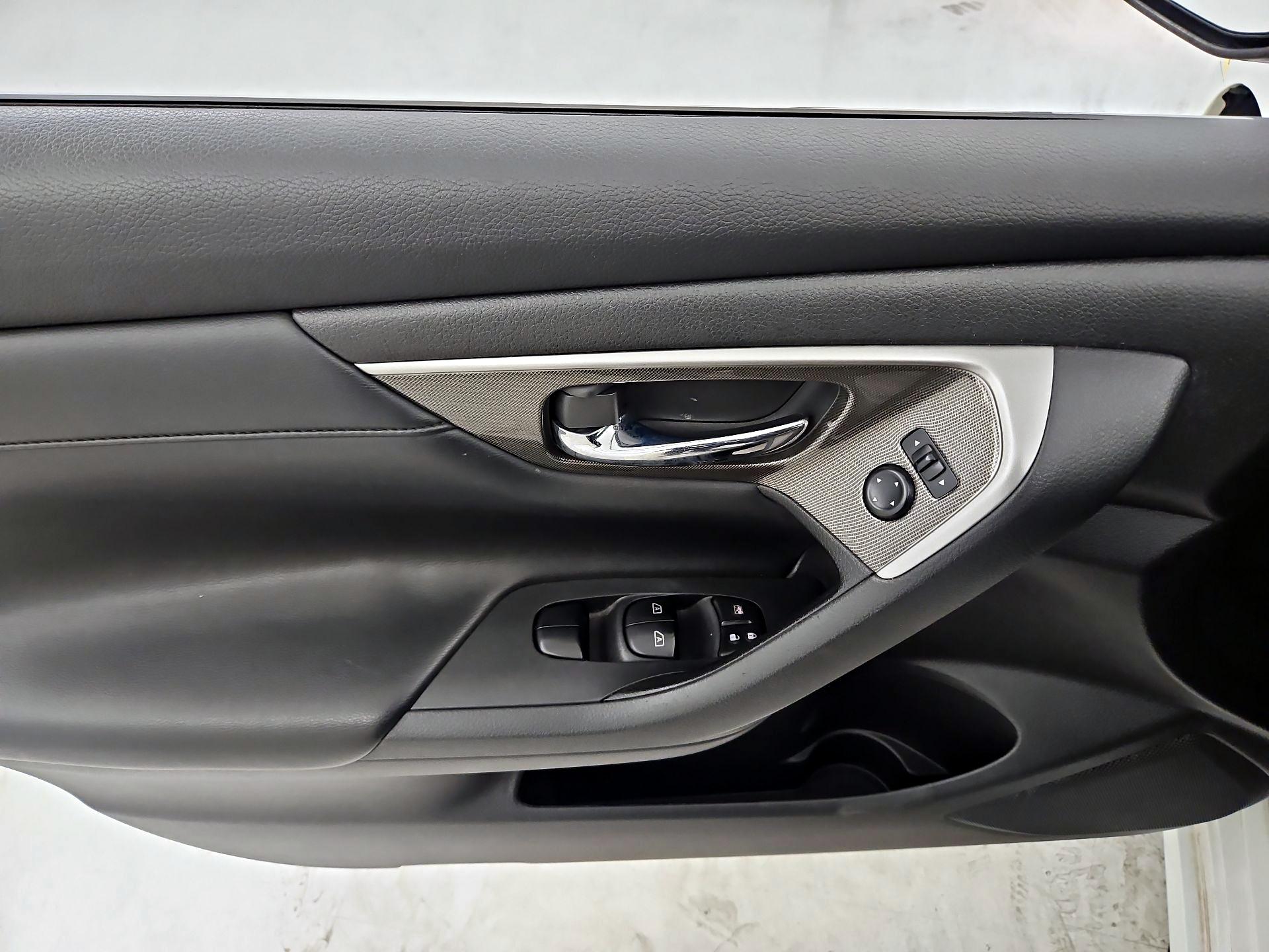 Thumbnail: 2015 Nissan Altima - 12
