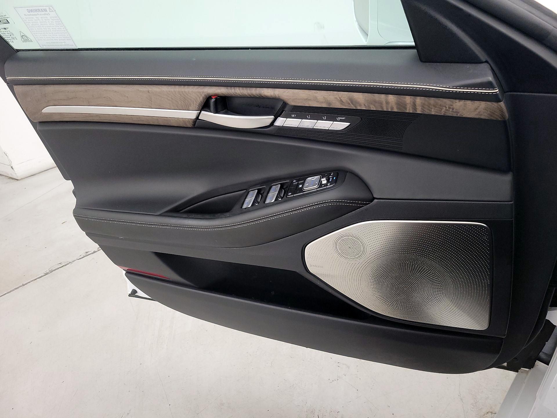 Thumbnail: 2021 Genesis G90 - 12