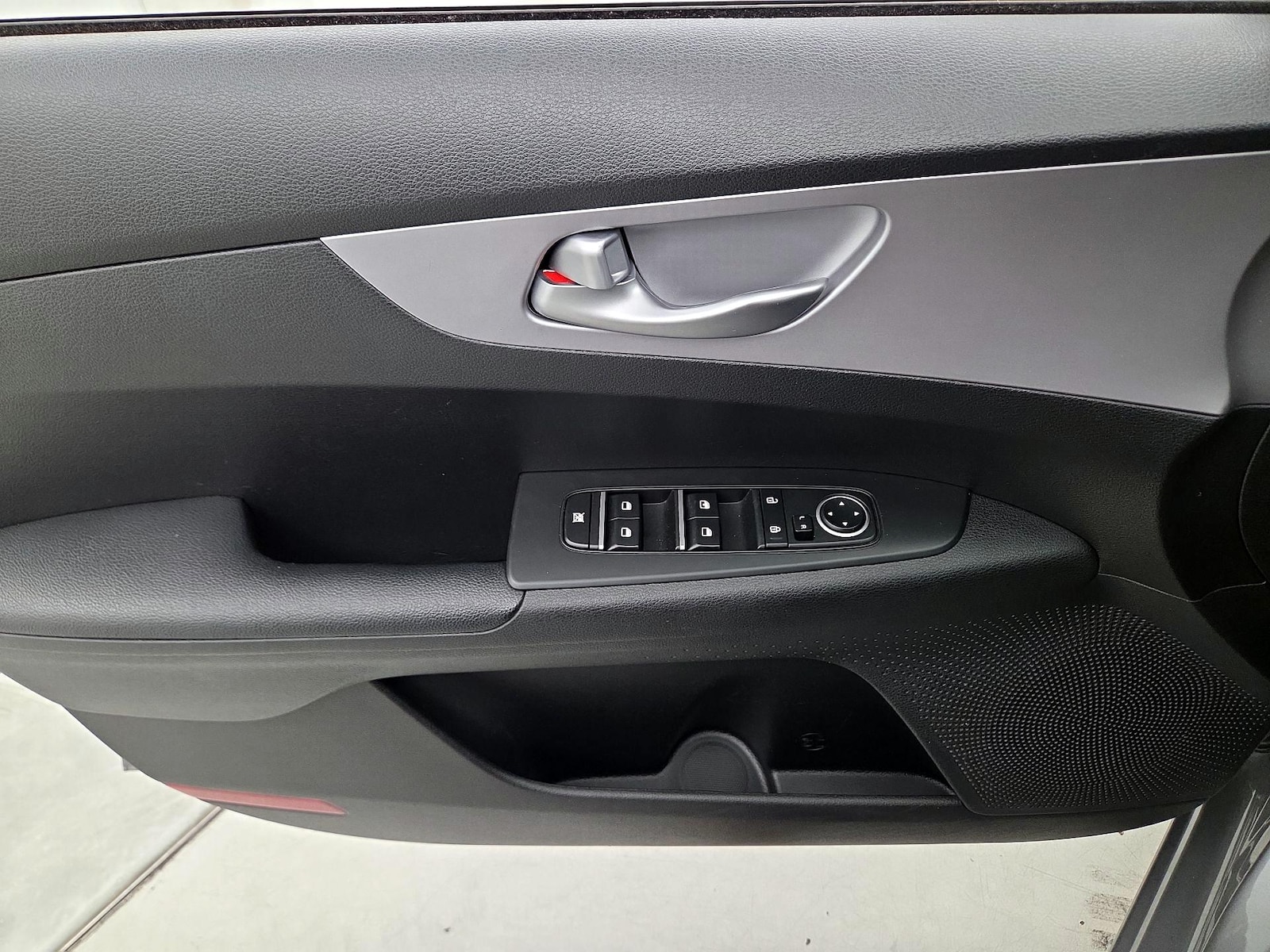 2023 Kia Forte LXS - Photo 13