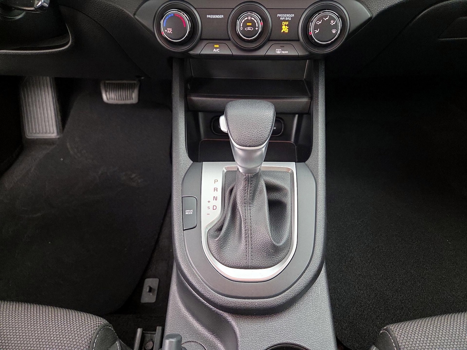 2023 Kia Forte LXS - Photo 18