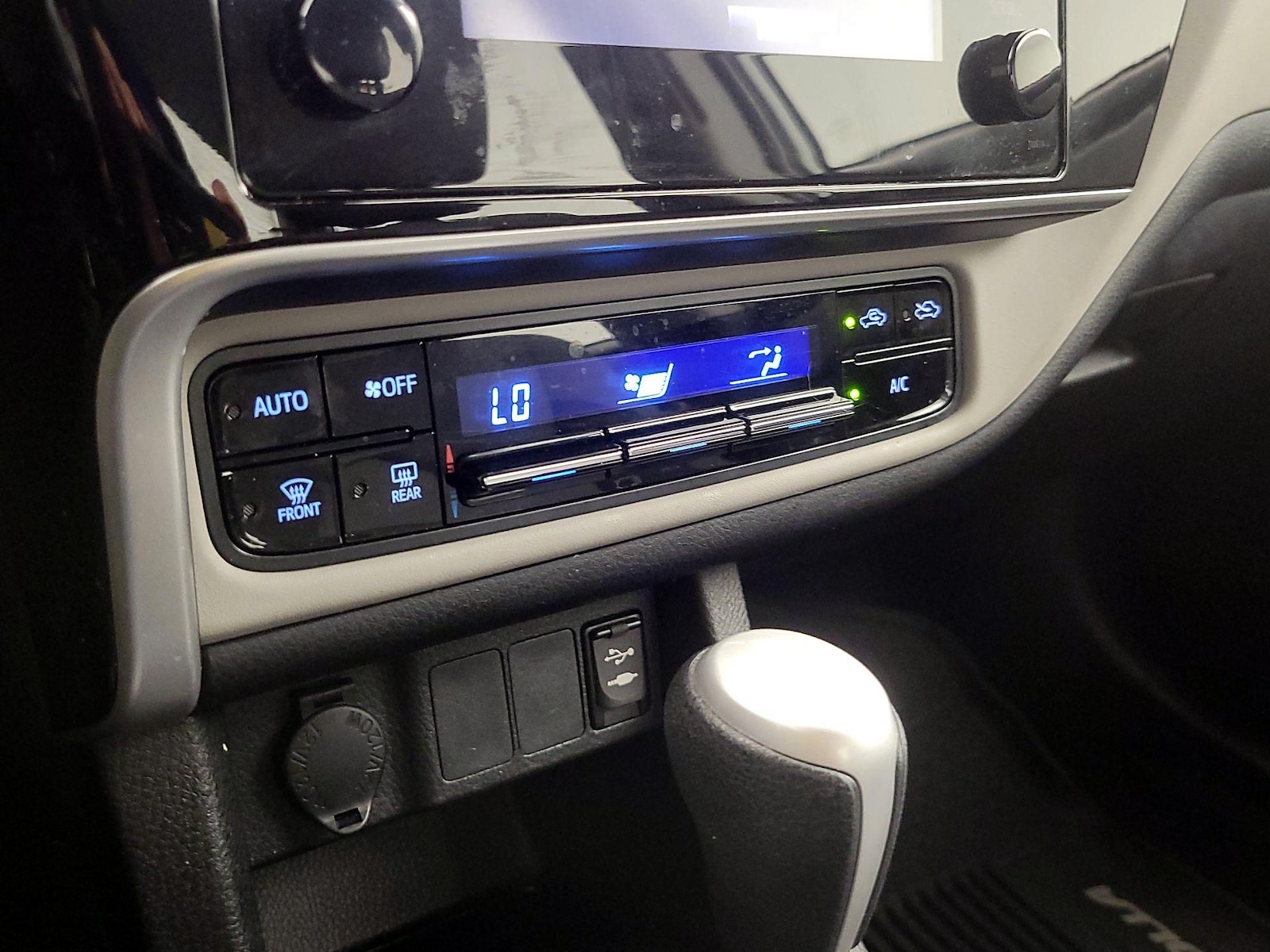 2017 Toyota Corolla LE - Photo 17