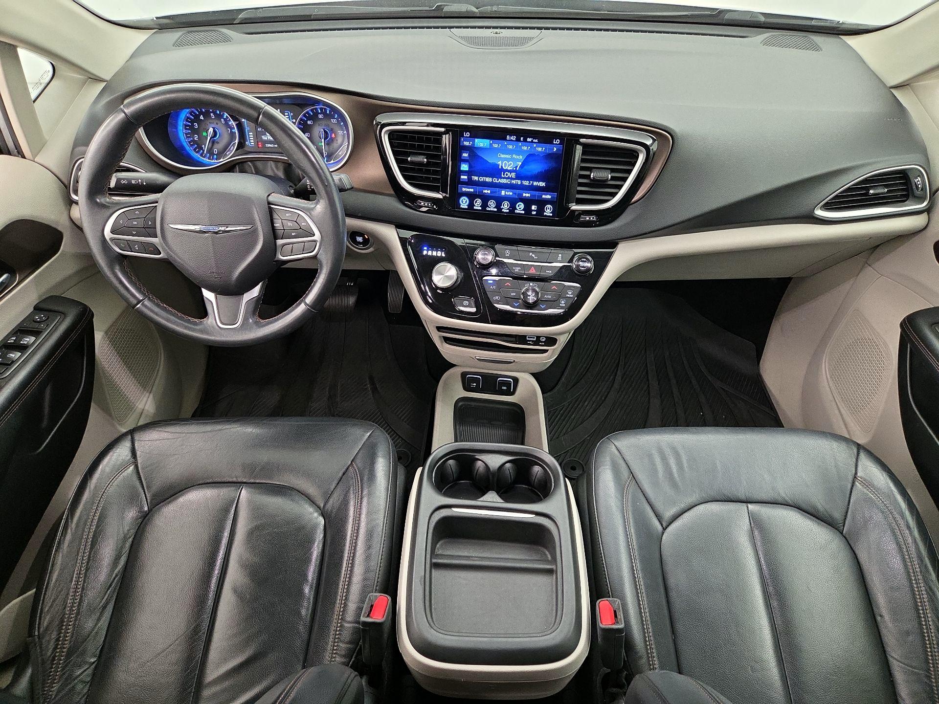 Thumbnail: 2017 Chrysler Pacifica - 9