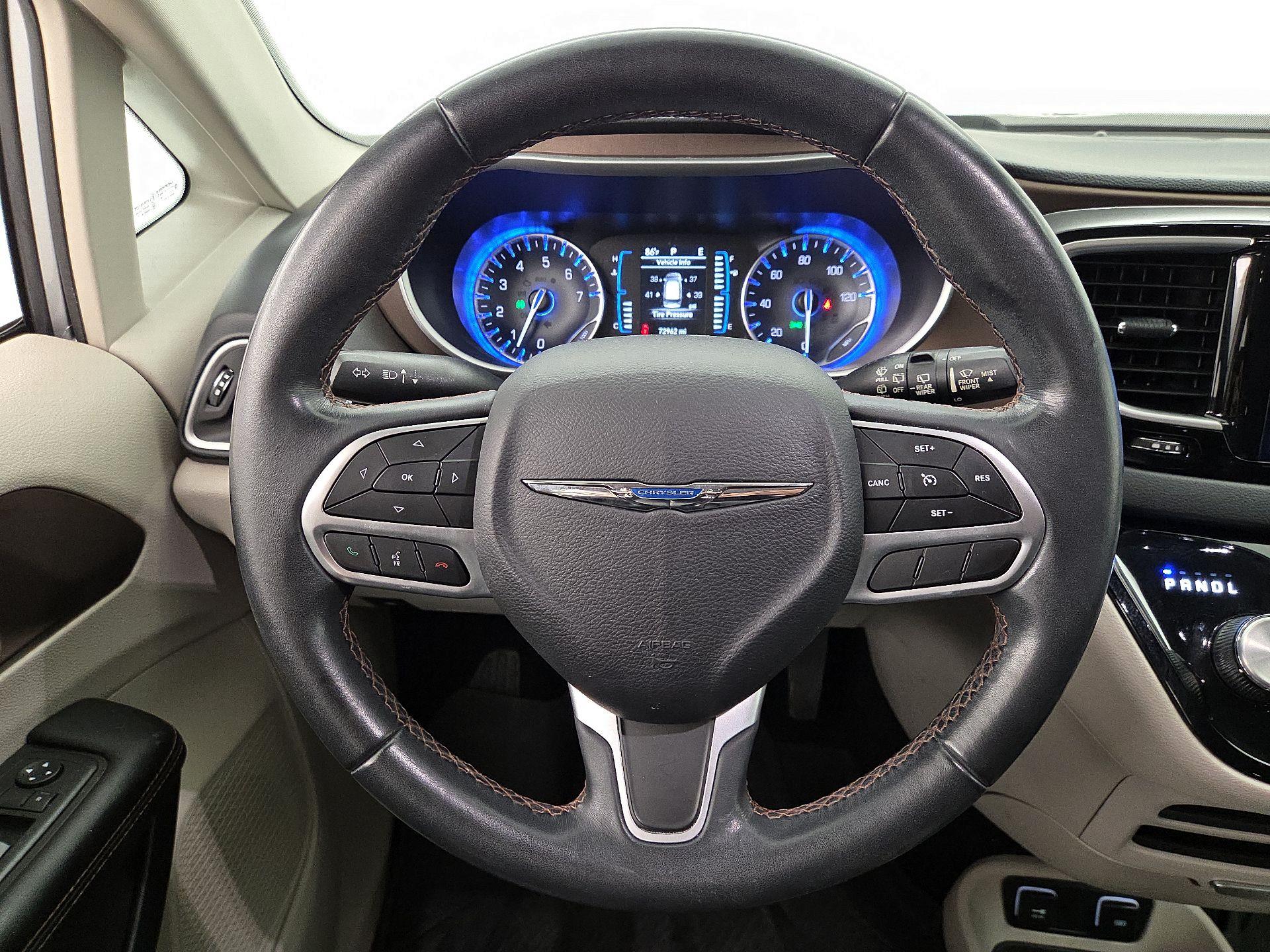 Thumbnail: 2017 Chrysler Pacifica - 10