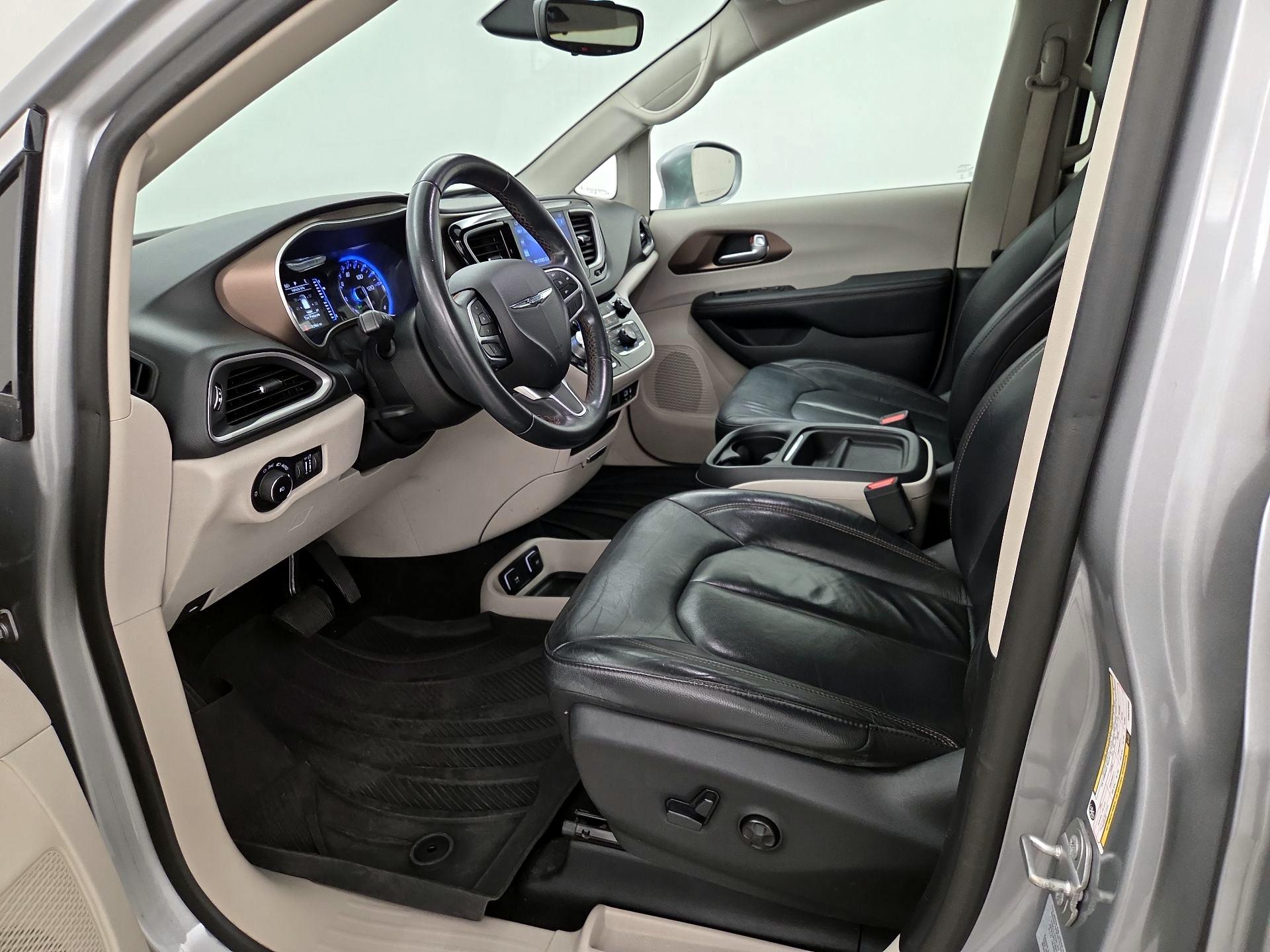 Thumbnail: 2017 Chrysler Pacifica - 11