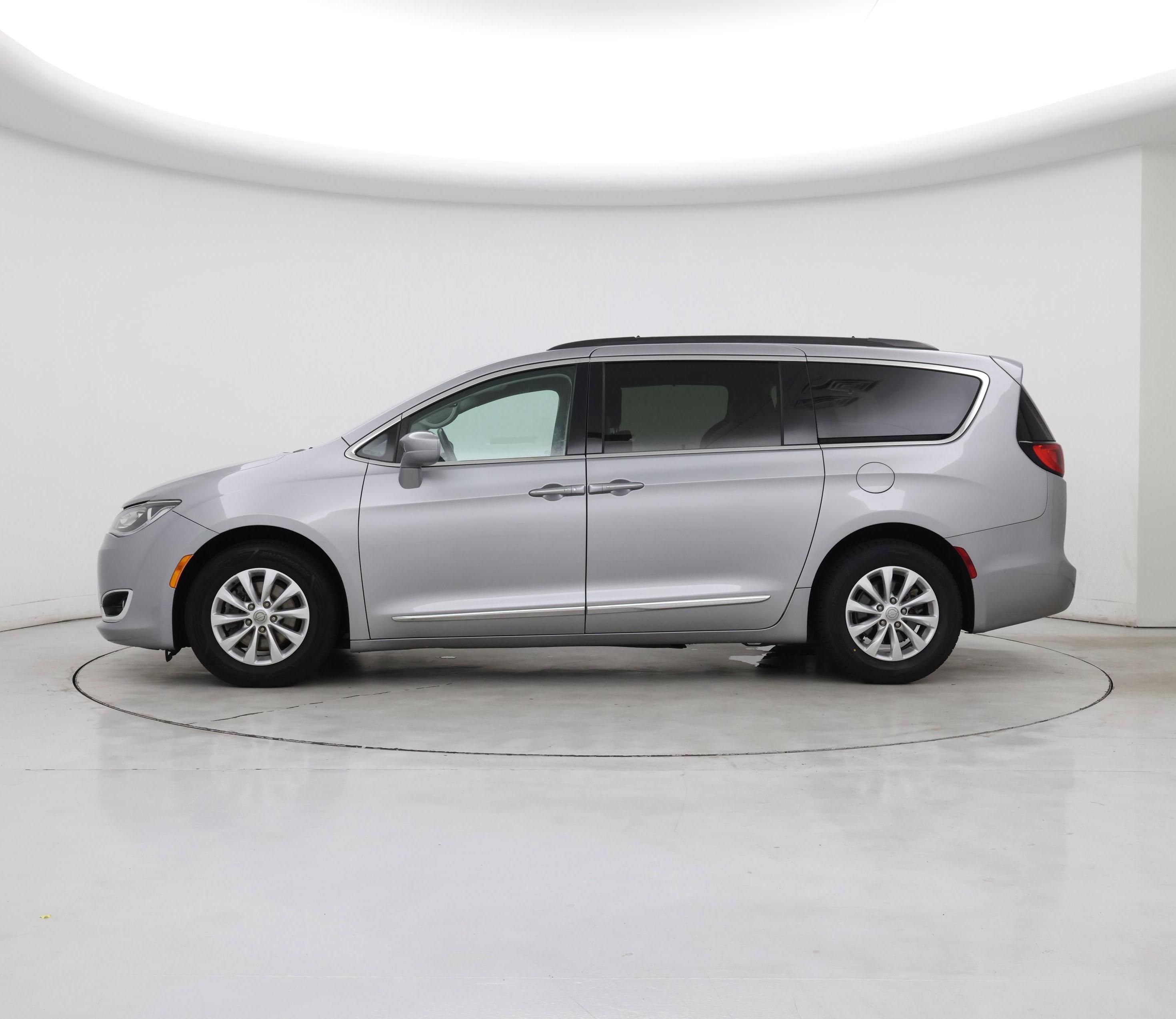 Thumbnail: 2017 Chrysler Pacifica - 3