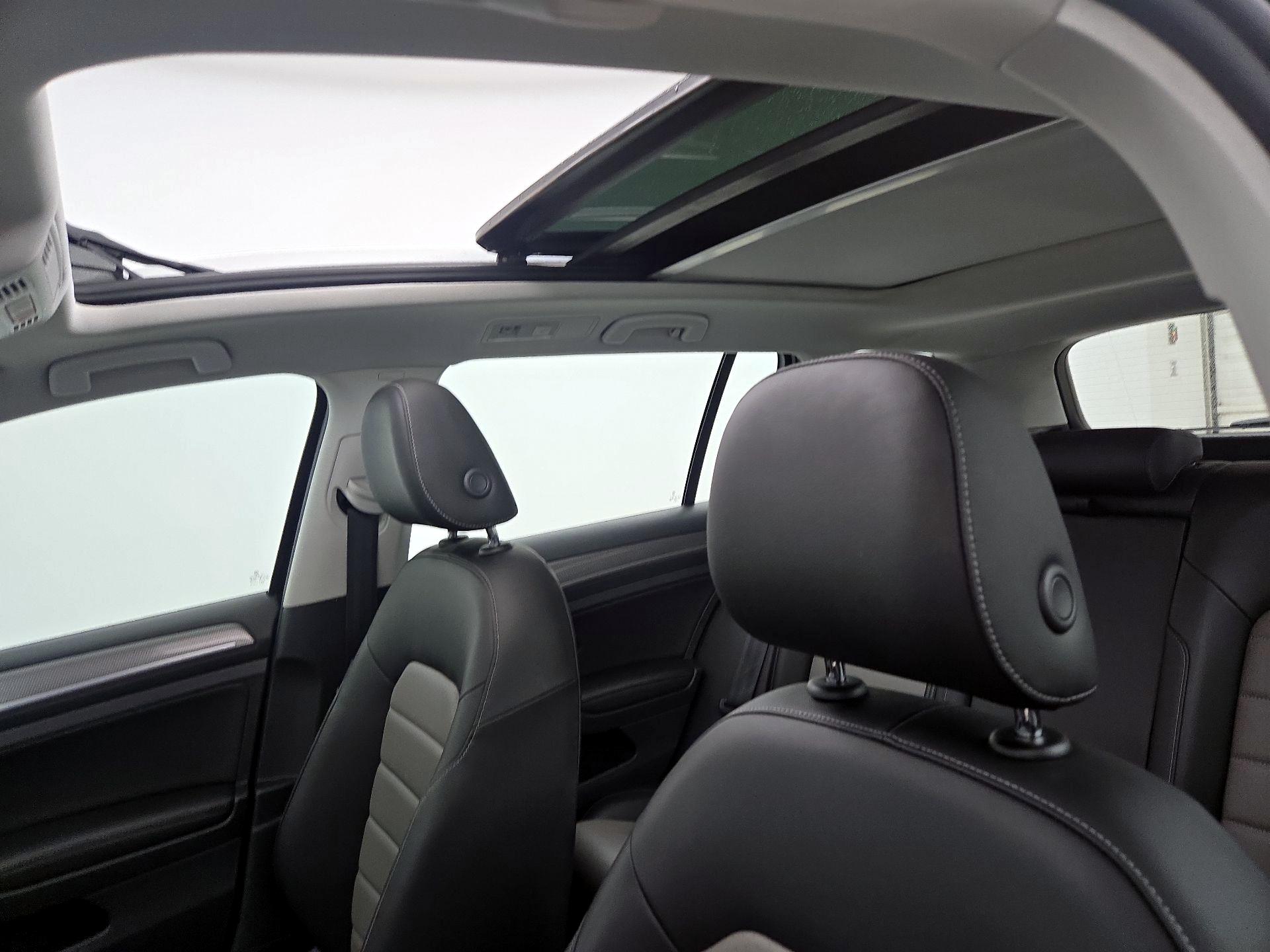 Thumbnail: 2017 Volkswagen Golf - 20