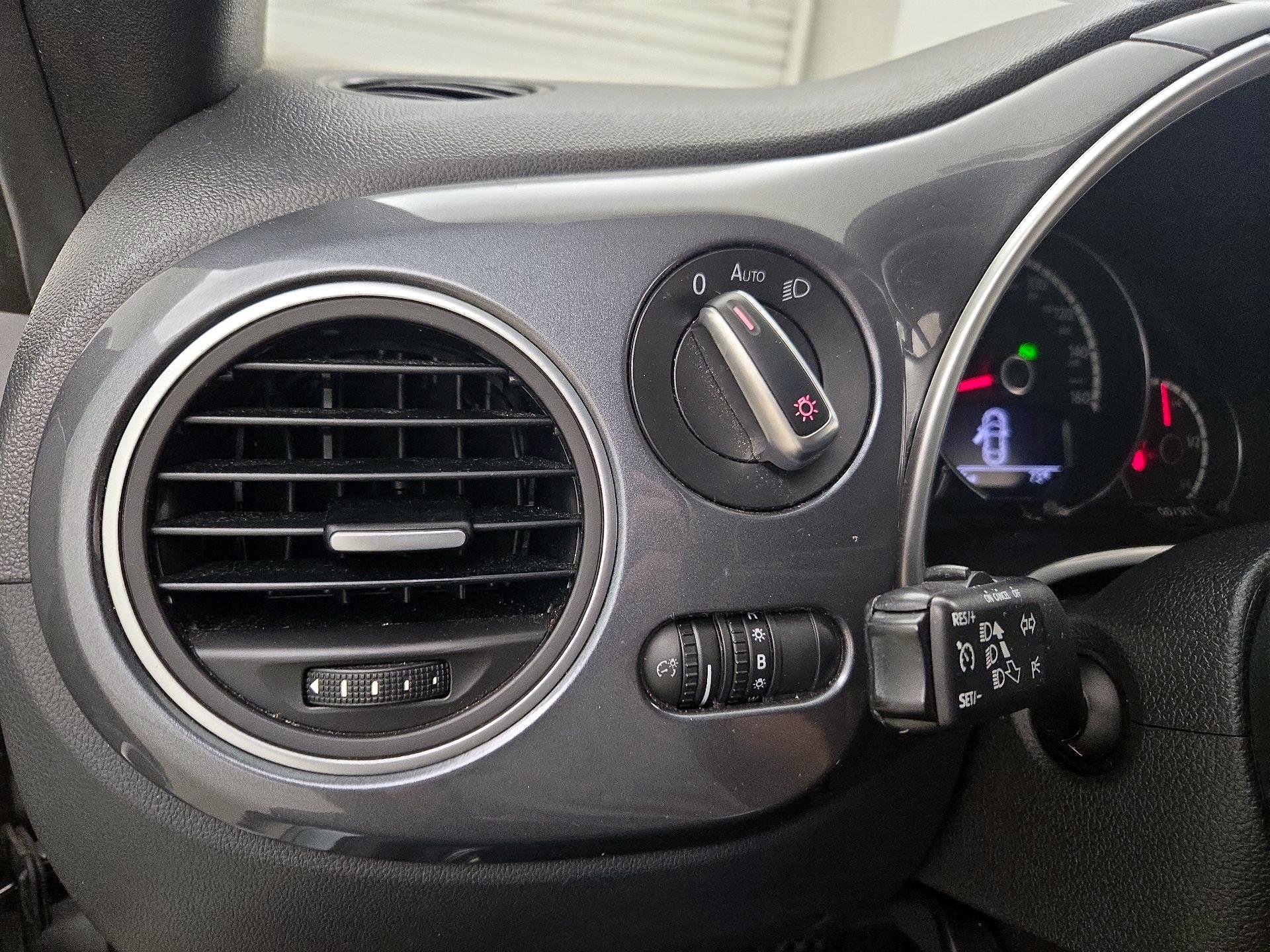 Thumbnail: 2016 Volkswagen Beetle - 13