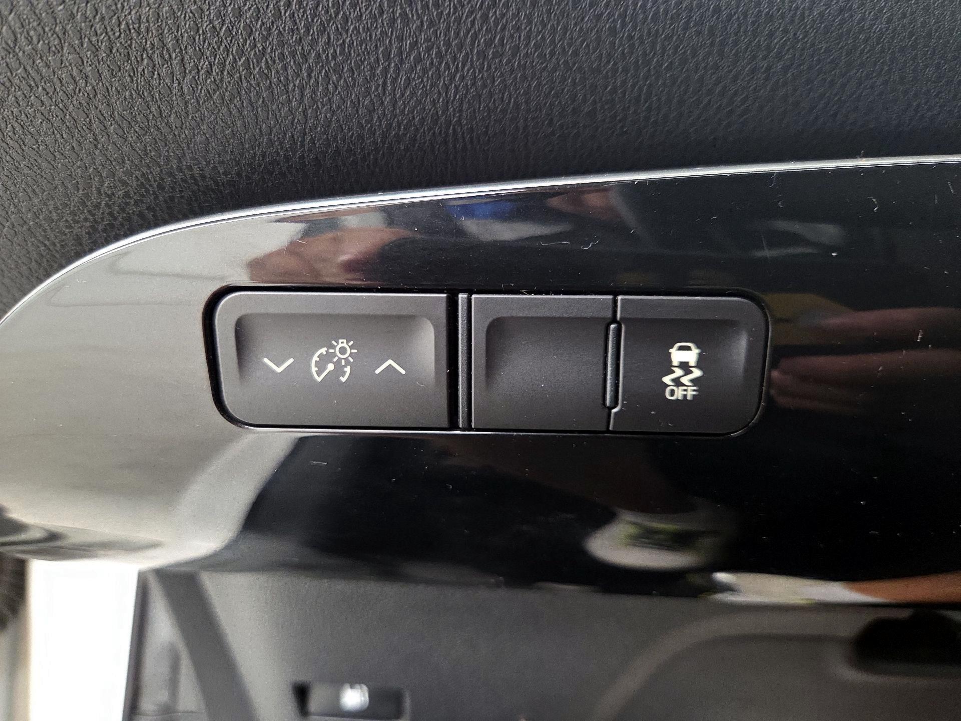 Thumbnail: 2016 Toyota Prius - 13