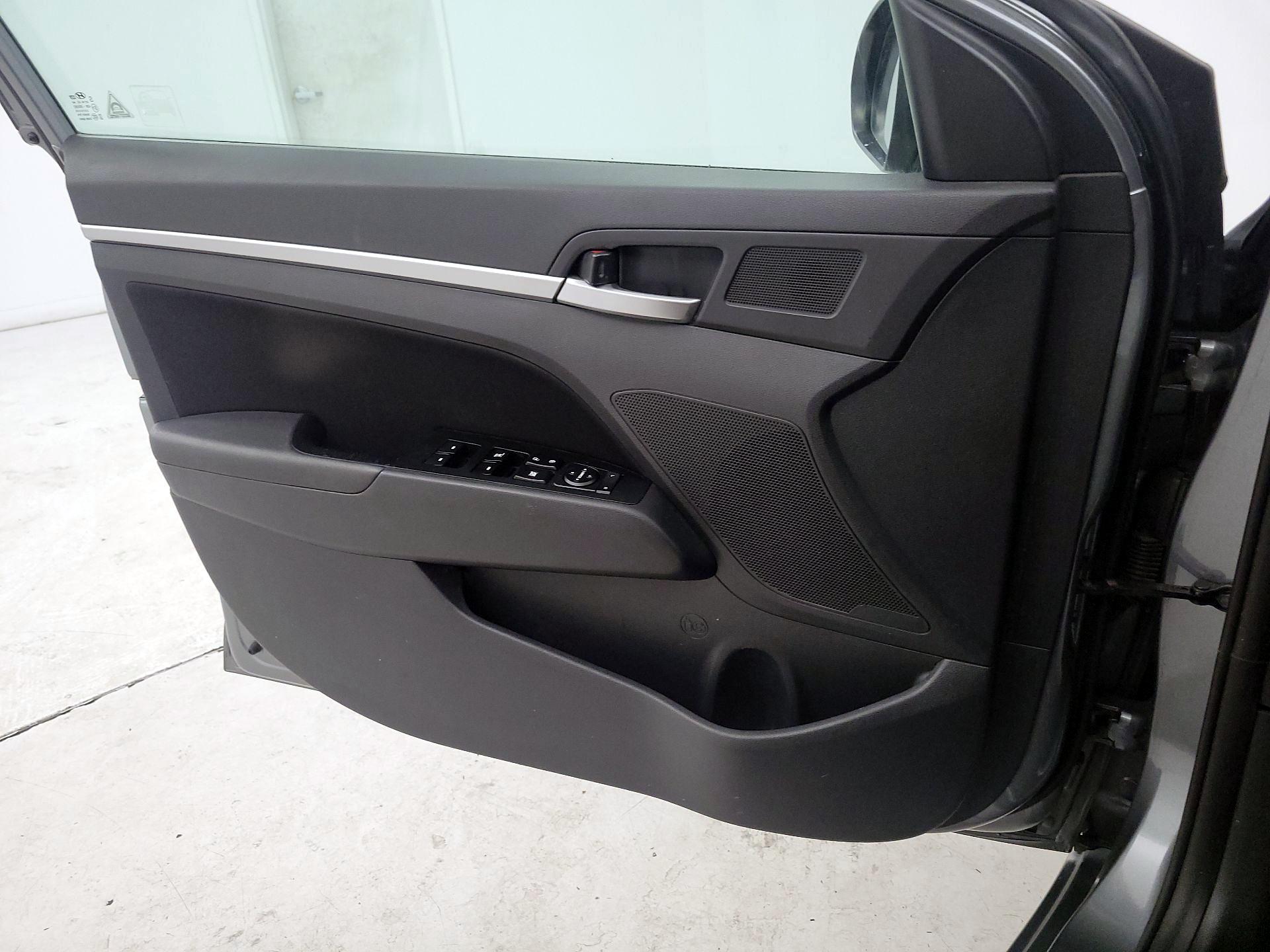 Thumbnail: 2019 Hyundai Elantra - 10