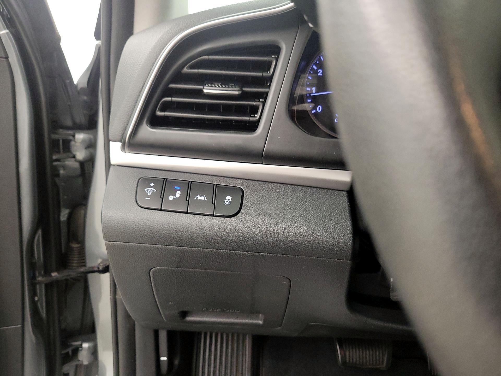 Thumbnail: 2019 Hyundai Elantra - 11