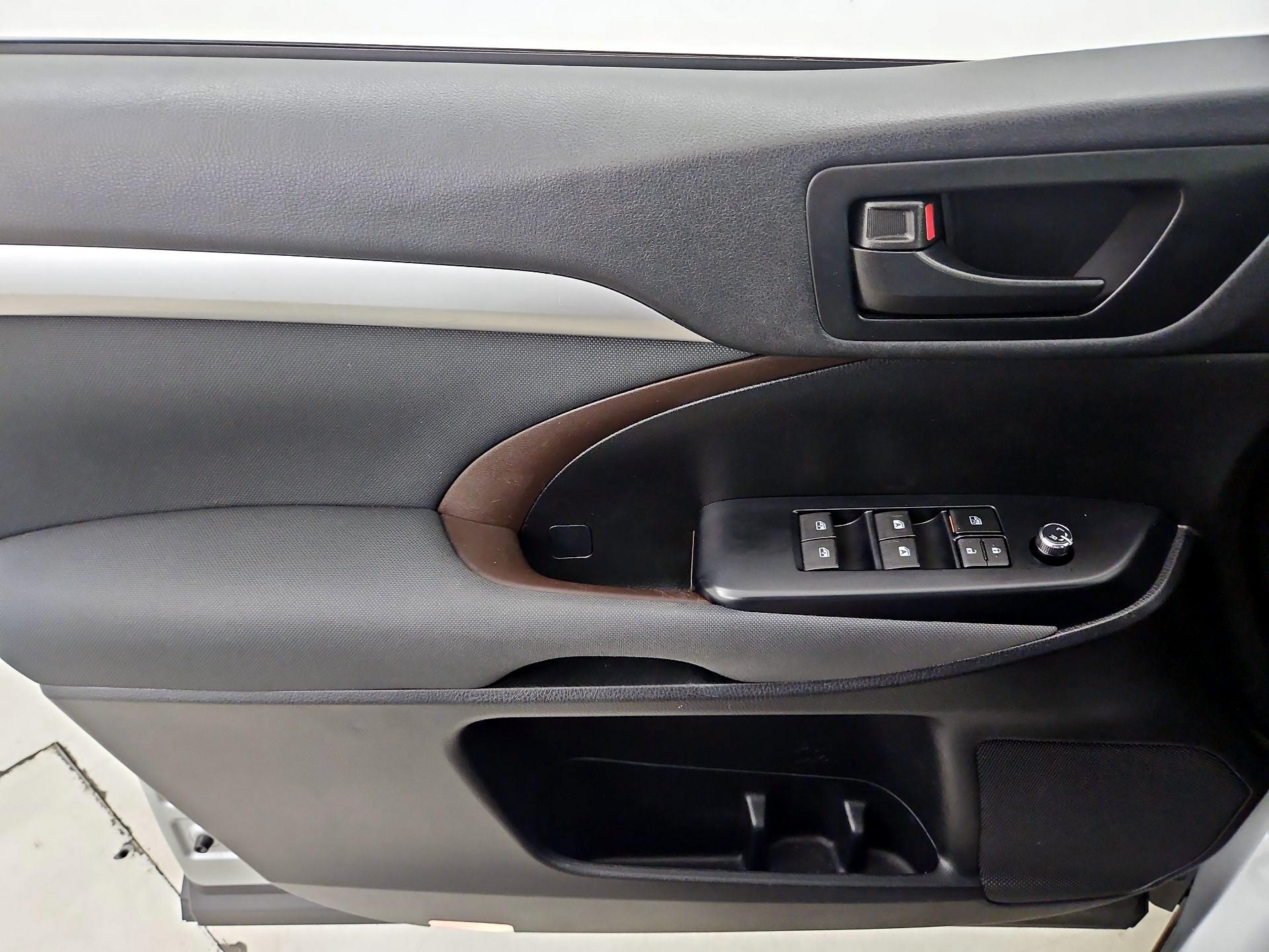 Thumbnail: 2019 Toyota Highlander - 12