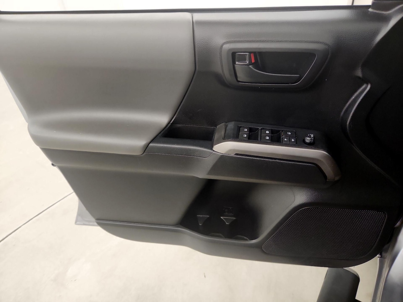 2020 Toyota Tacoma SR5 - Photo 13
