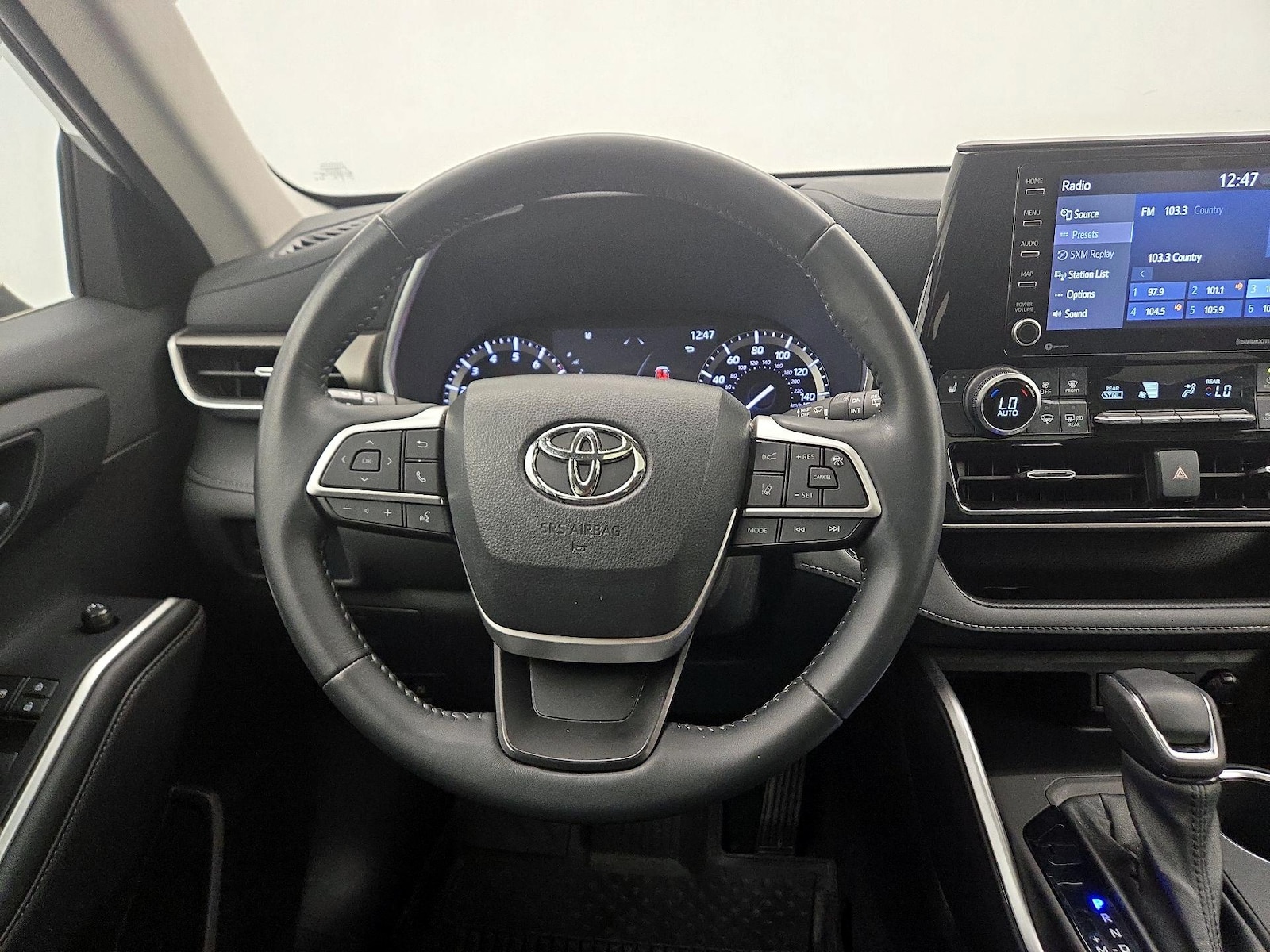 2022 Toyota Highlander XLE - Photo 11