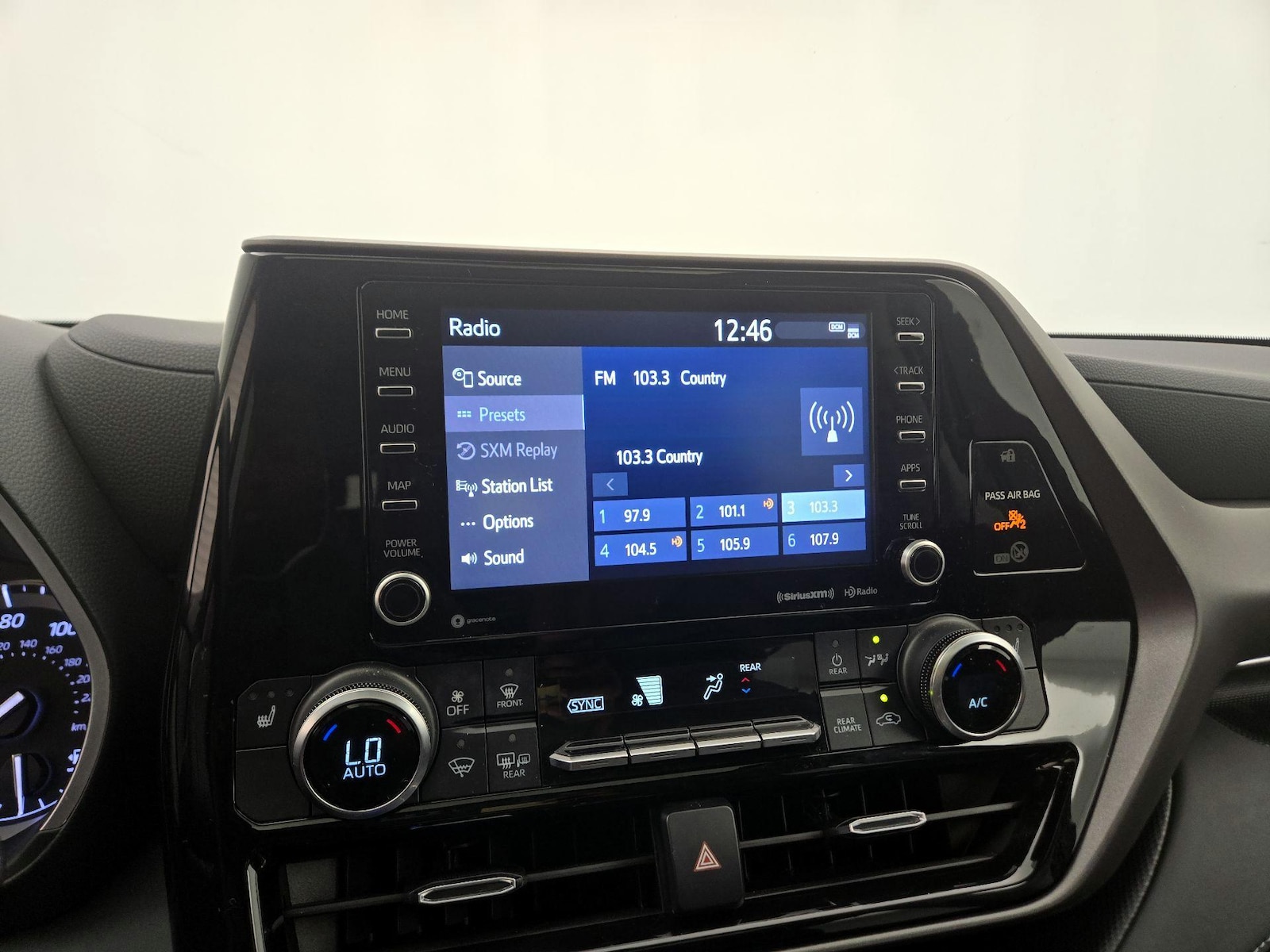 2022 Toyota Highlander XLE - Photo 16