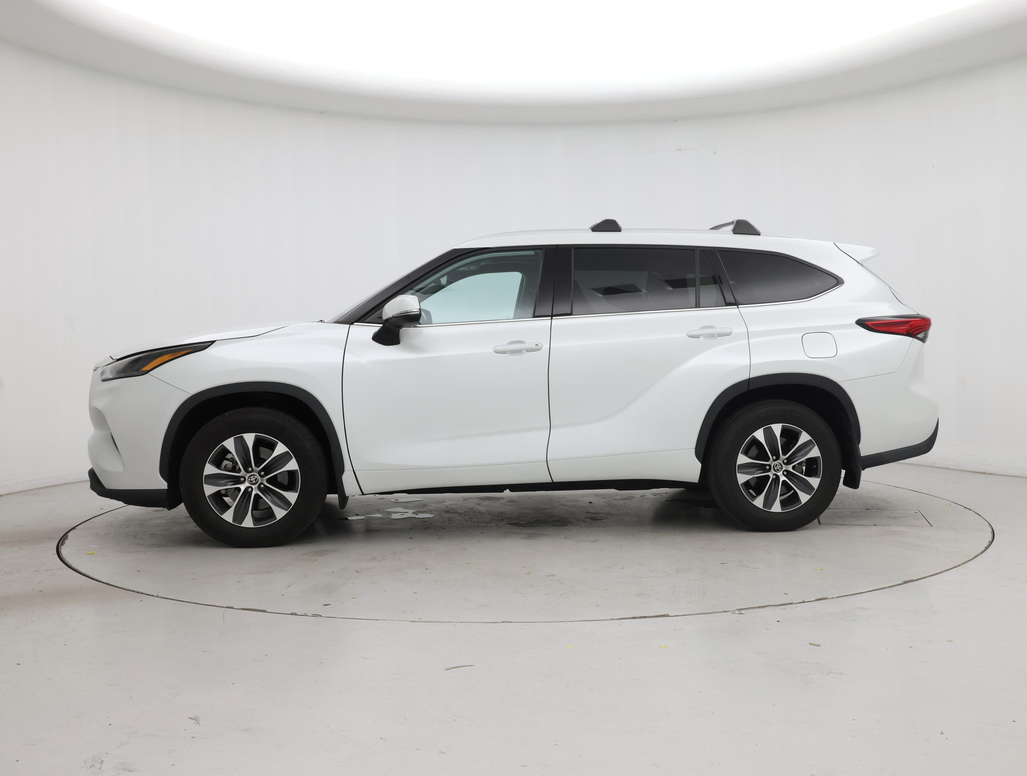 Thumbnail: 2022 Toyota Highlander - 3