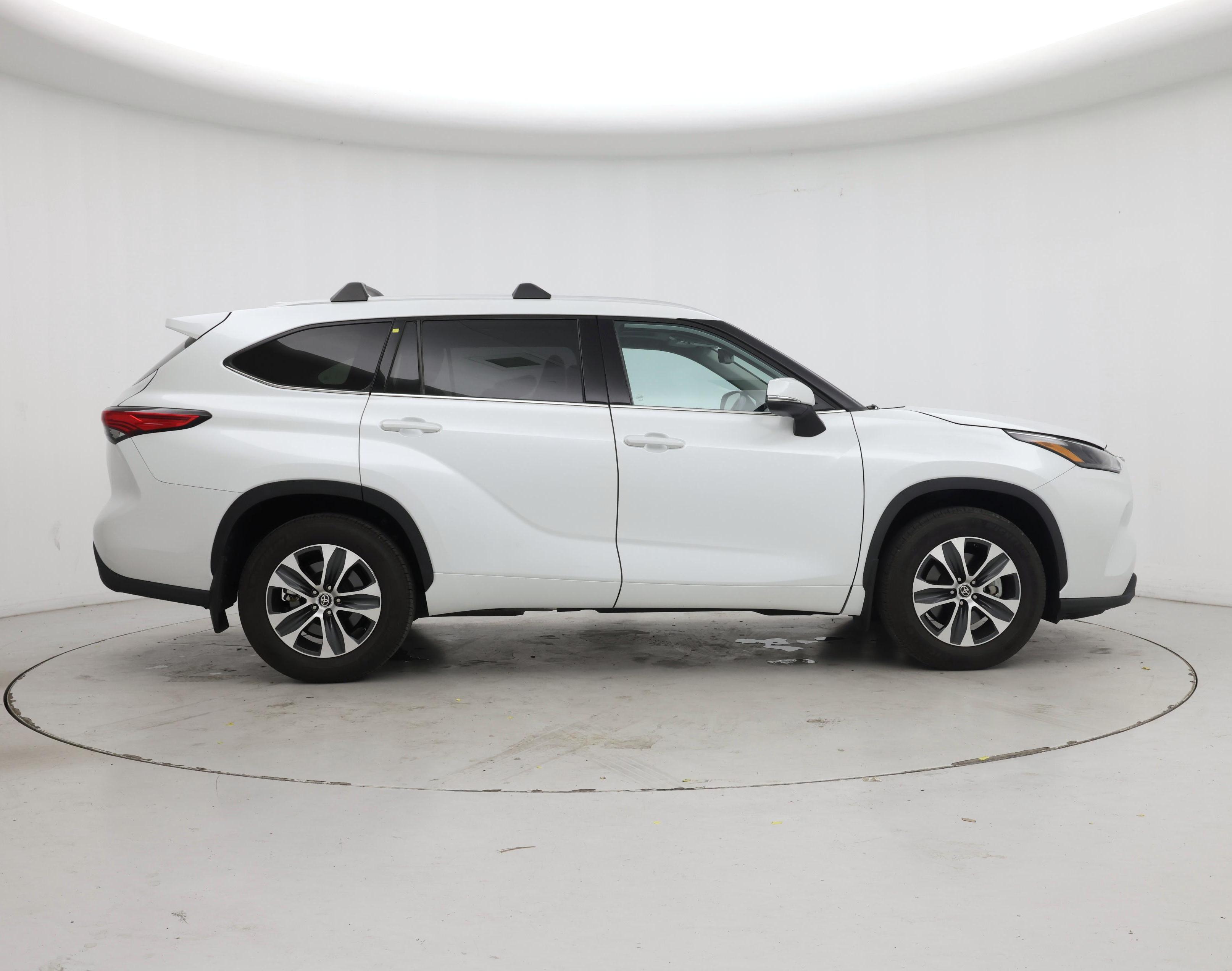 Thumbnail: 2022 Toyota Highlander - 7