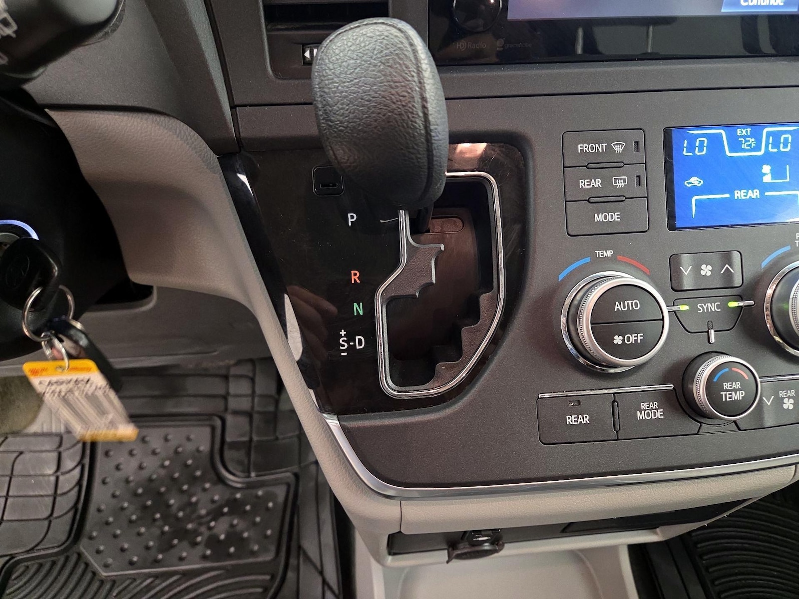 2015 Toyota Sienna LE - Photo 18