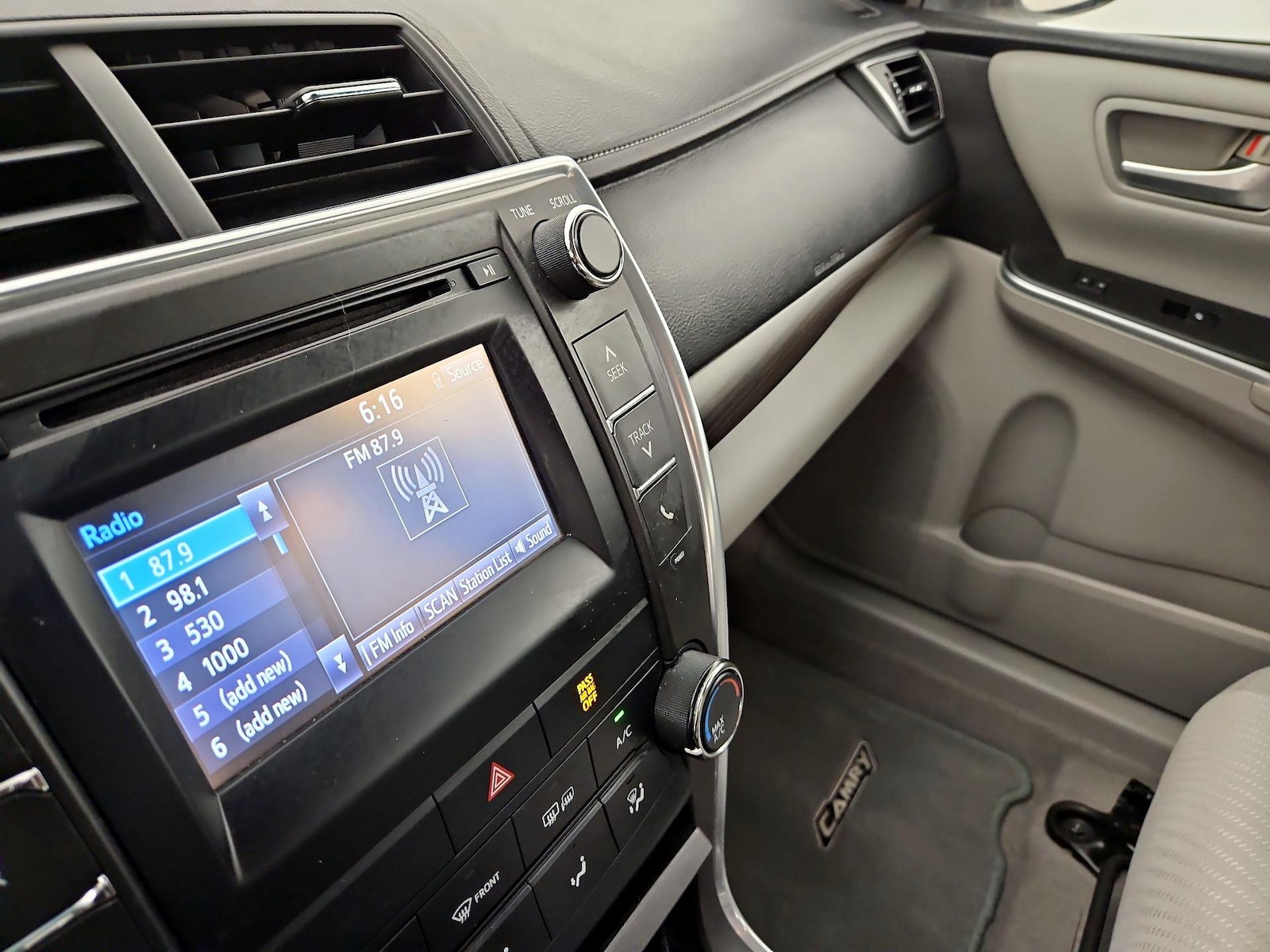 2015 Toyota Camry LE - Photo 15