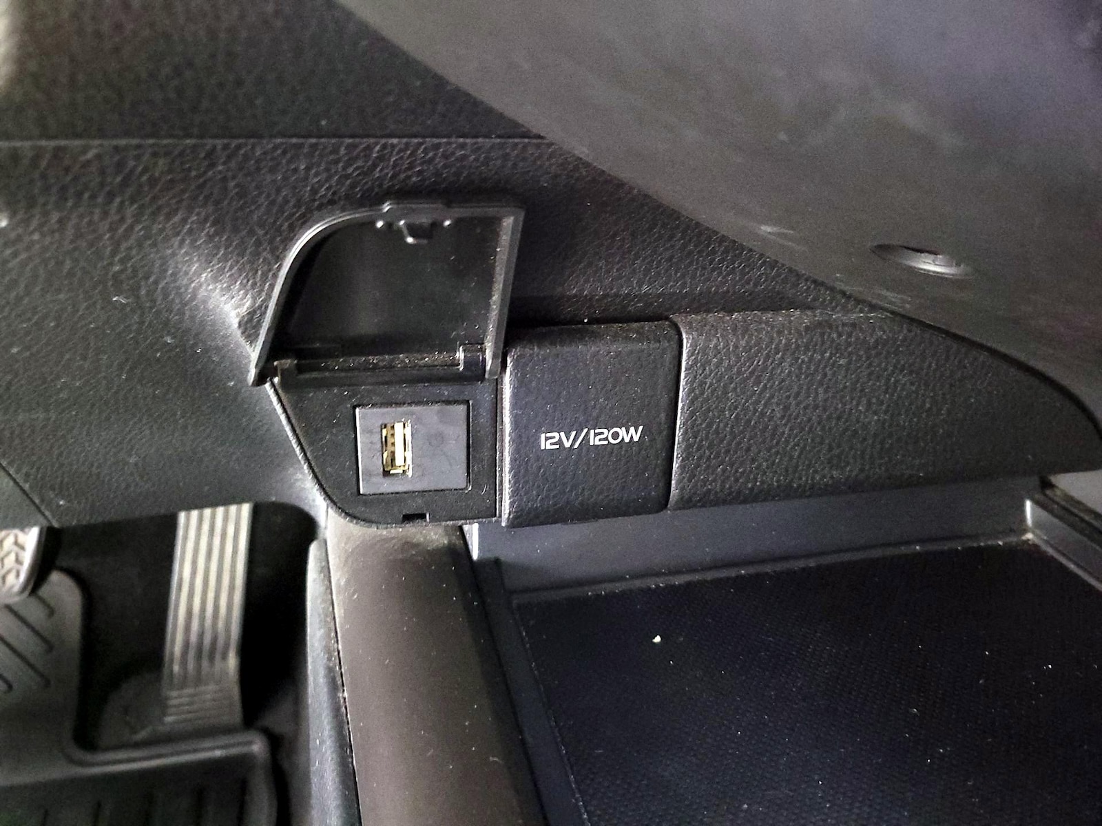 2021 Toyota Camry SE - Photo 19