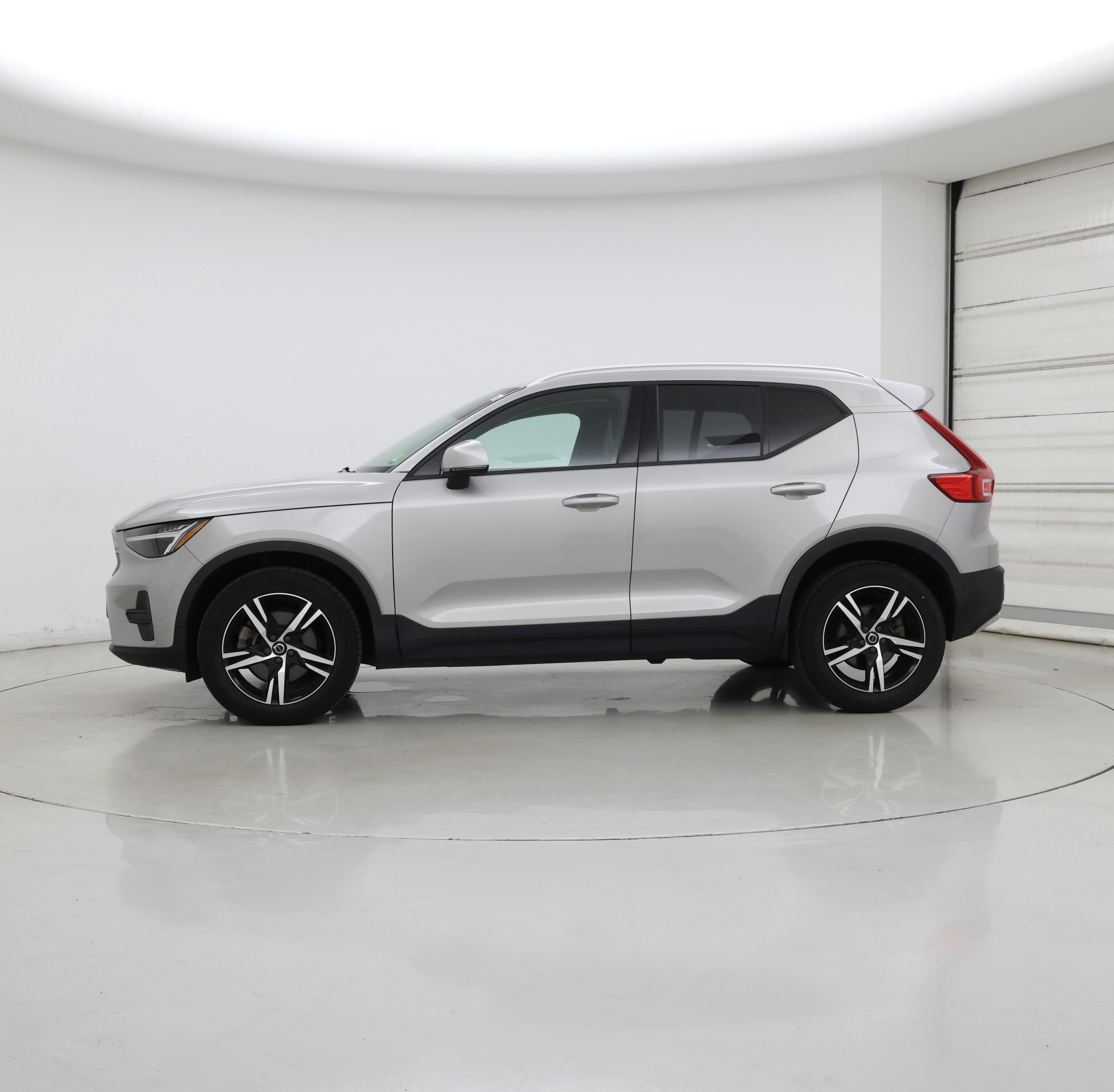 Thumbnail: 2023 Volvo XC40 - 3