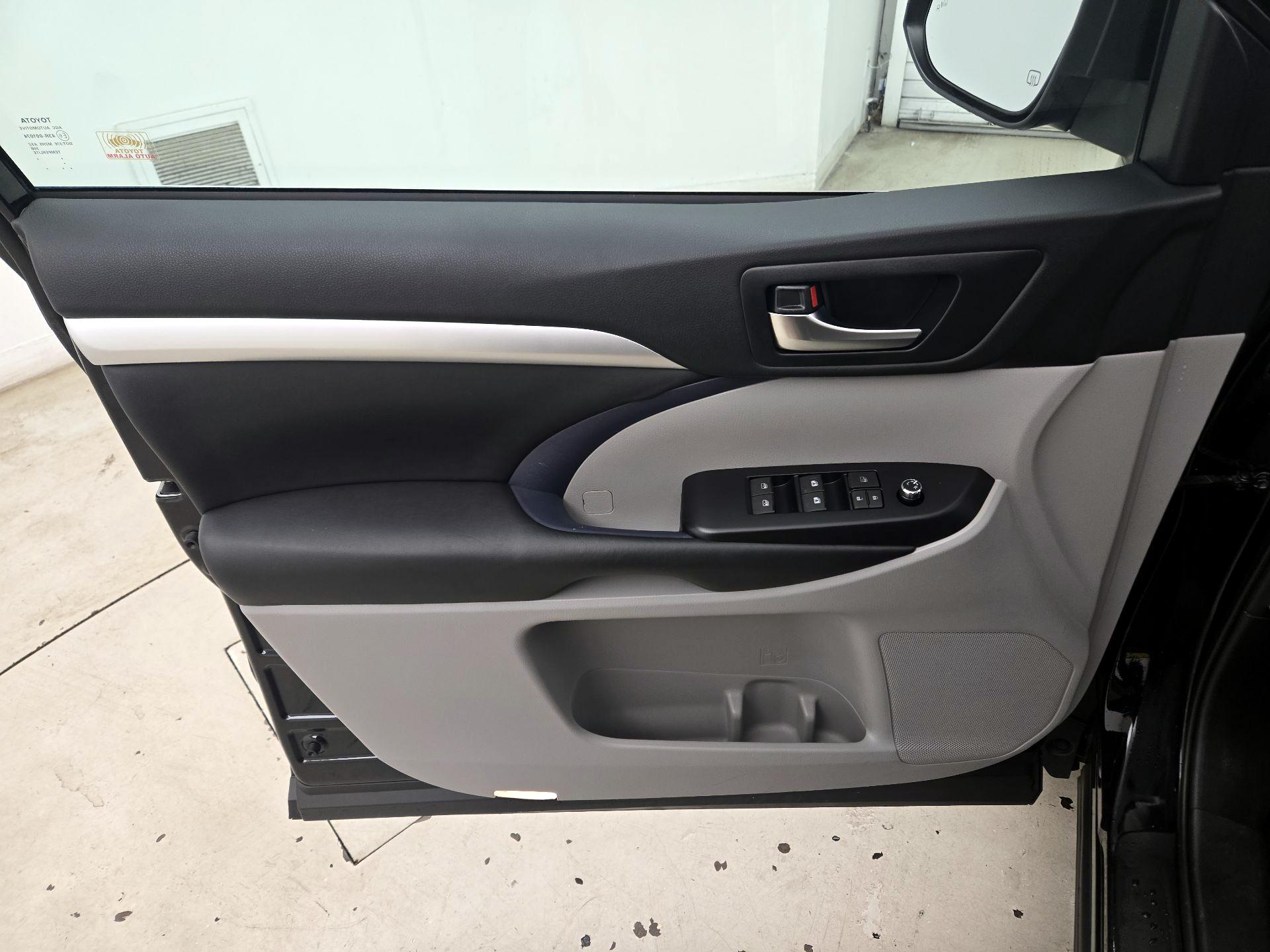 Thumbnail: 2019 Toyota Highlander - 12