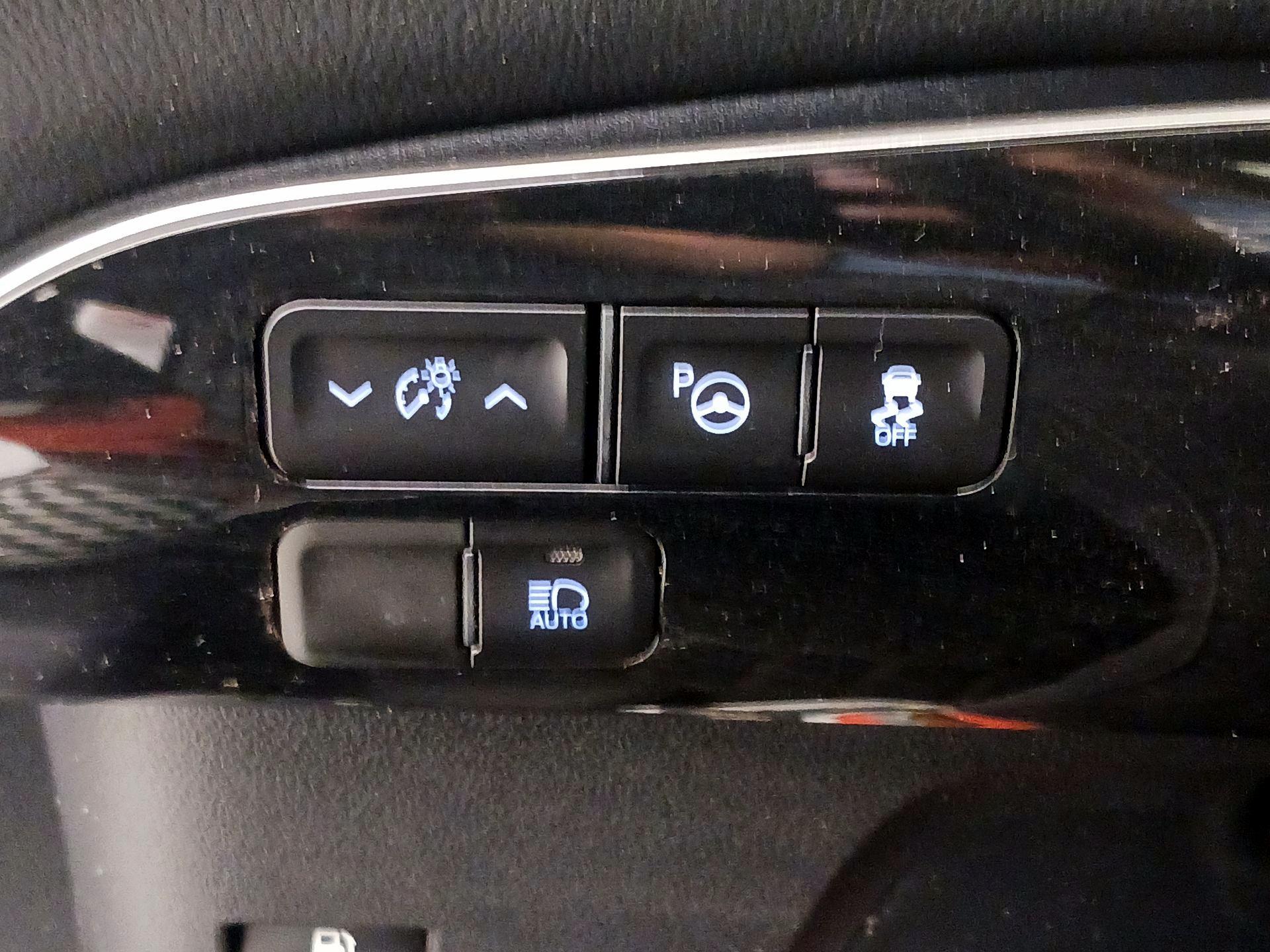 Thumbnail: 2018 Toyota Prius - 13