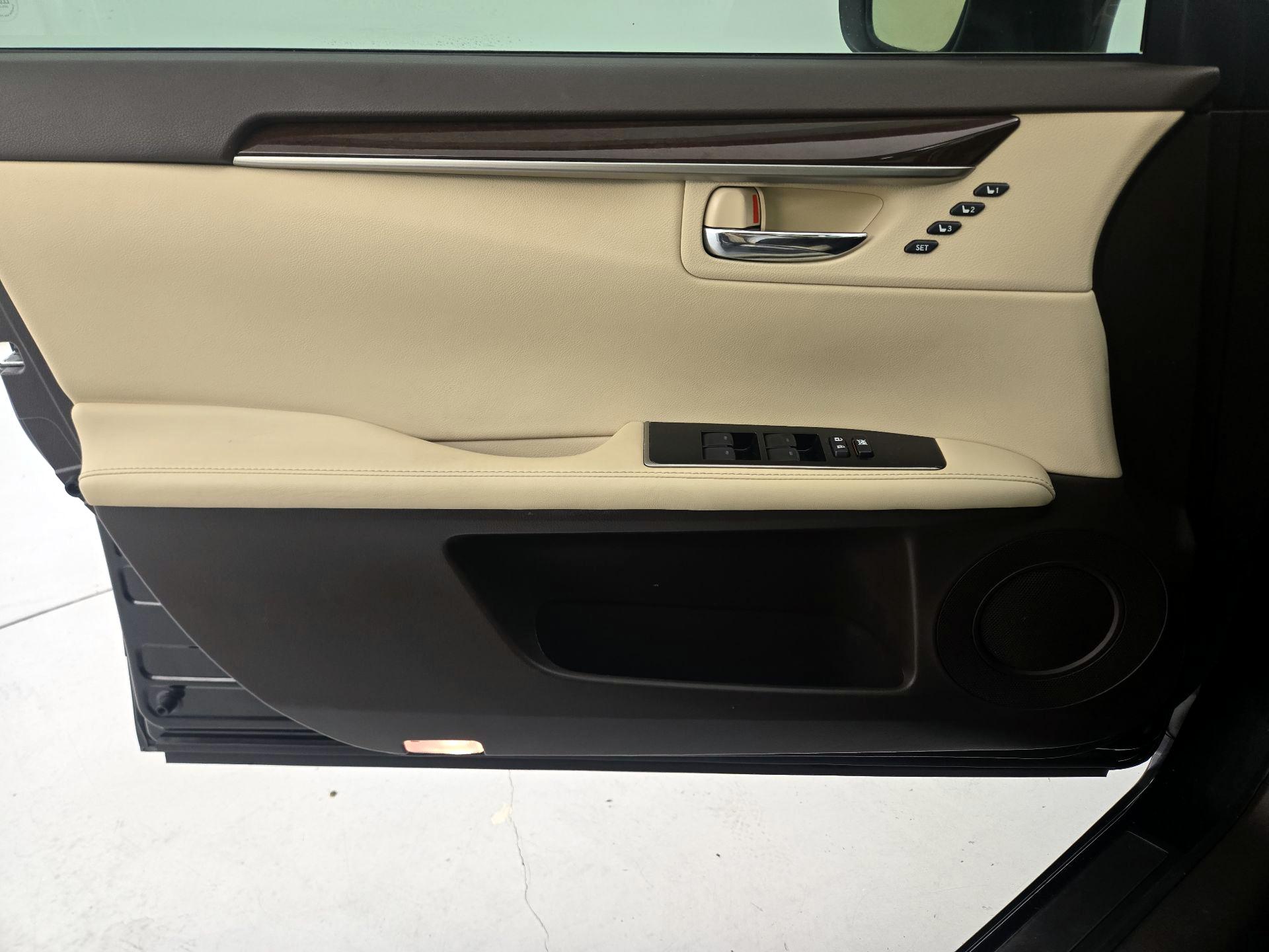 Thumbnail: 2016 Lexus ES - 12