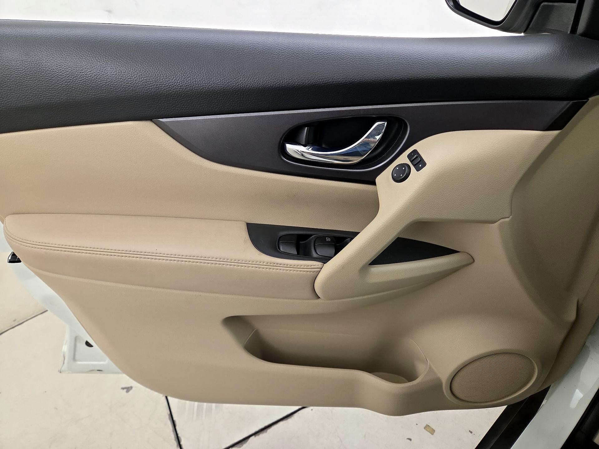 Thumbnail: 2016 Nissan Rogue - 12
