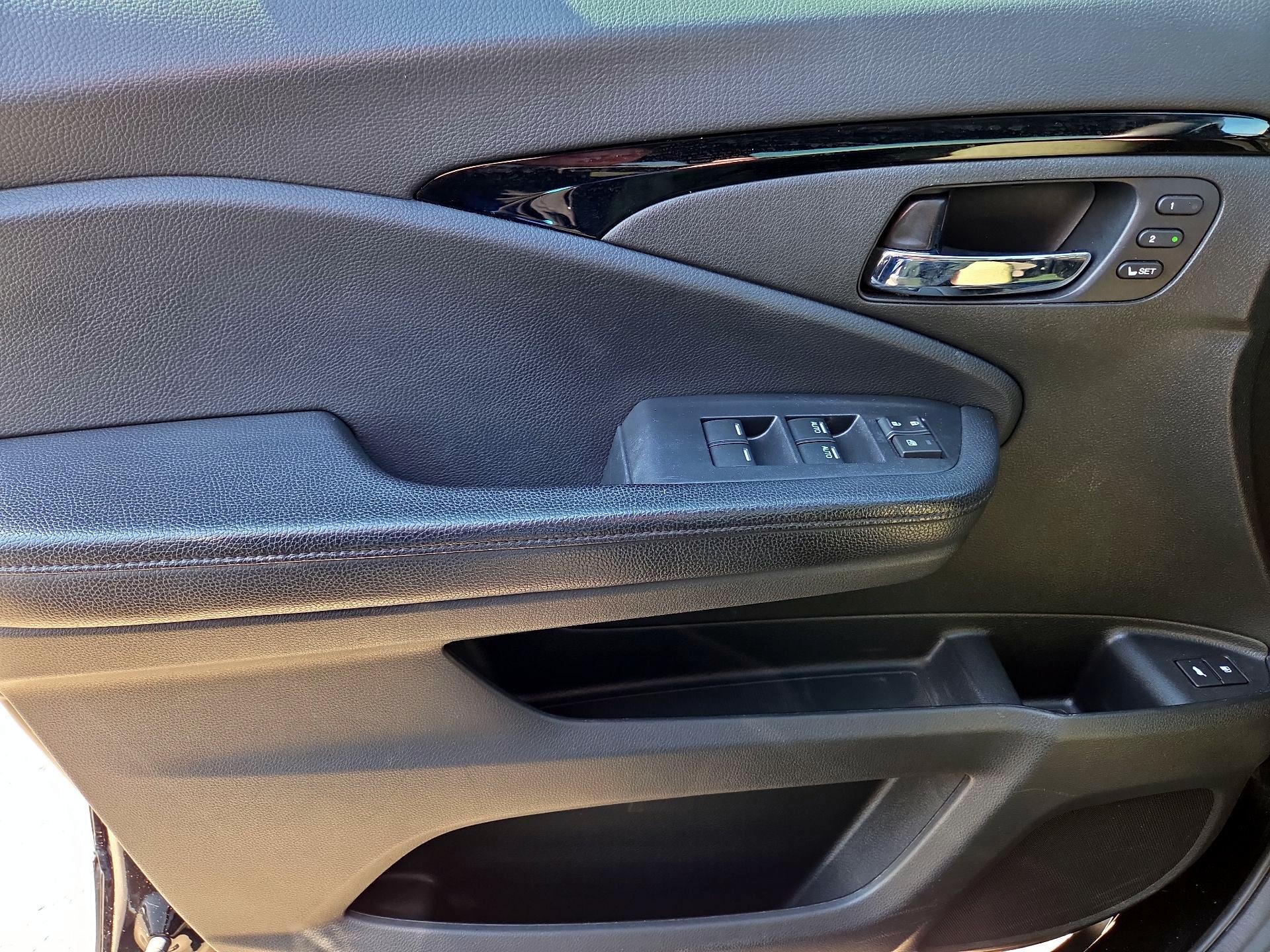 Thumbnail: 2019 Honda Pilot - 12
