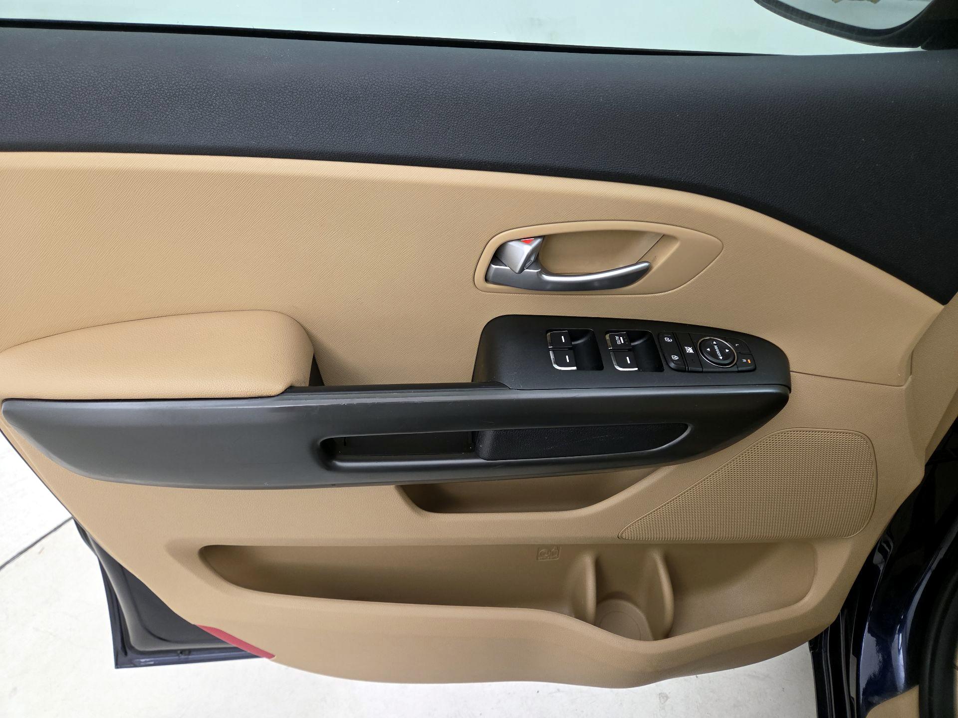 Thumbnail: 2019 Kia Sedona - 12